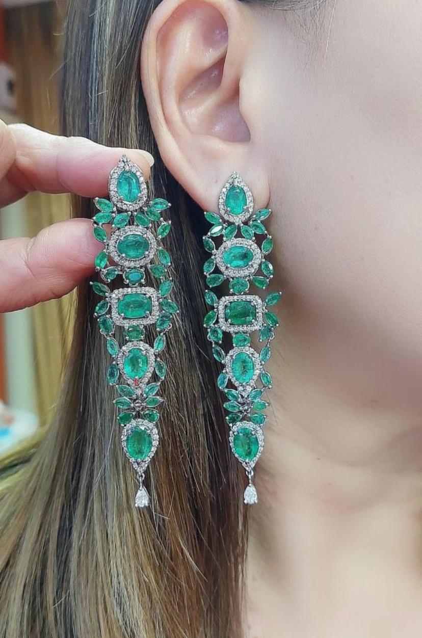 Certified 25.00 Ct Zambian Emeralds  2.50 Ct Diamonds 18K Gold Earrings In New Condition For Sale In Massafra, IT