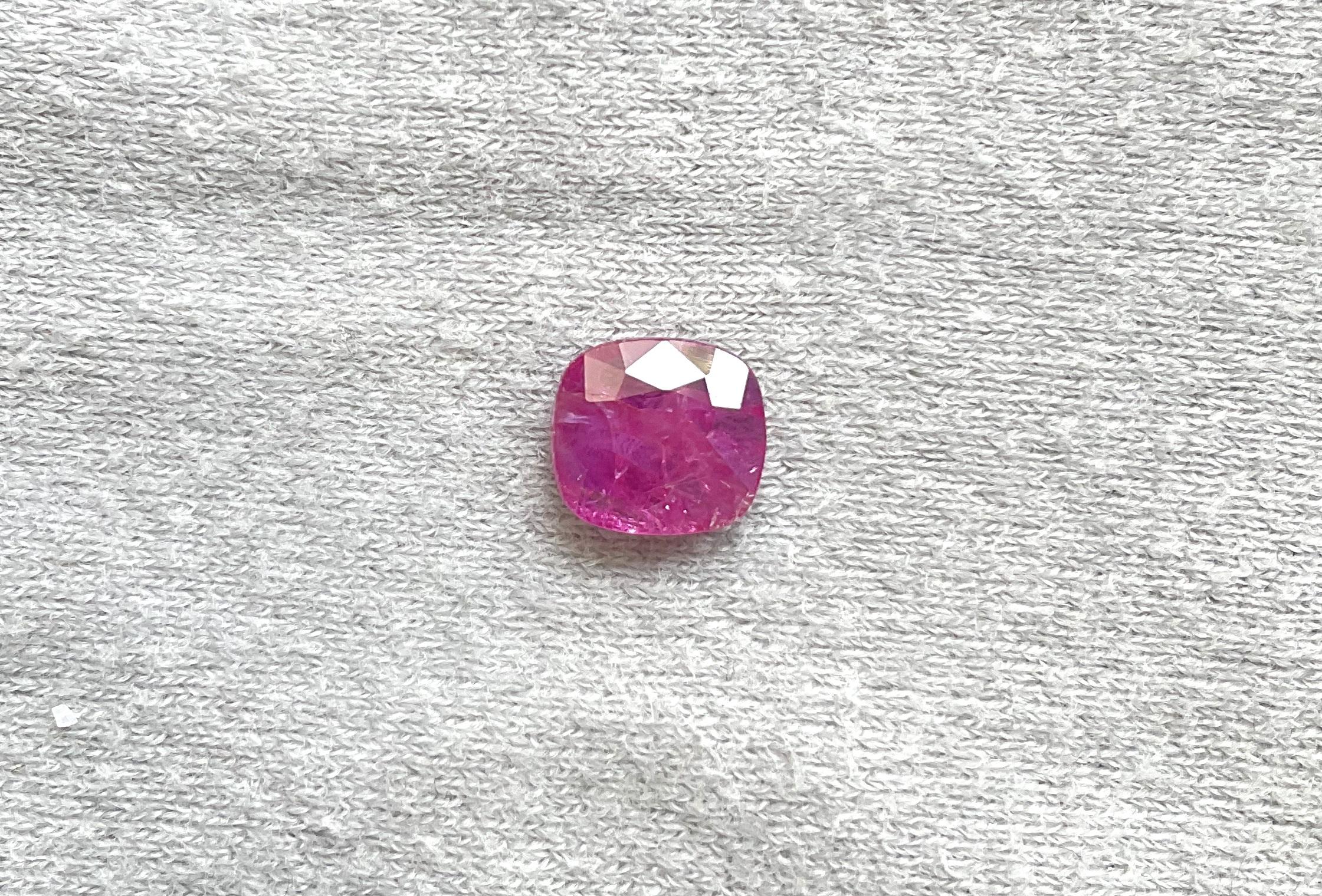 Pierre de rubis du Mozambique certifiée 2.53 carats, taille coussin facettée, non chauffée, naturelle

Poids : 2,53 carats
Taille : 9x8x3 MM
Pièces : 1
Forme : Pierre taillée en coussin à facettes