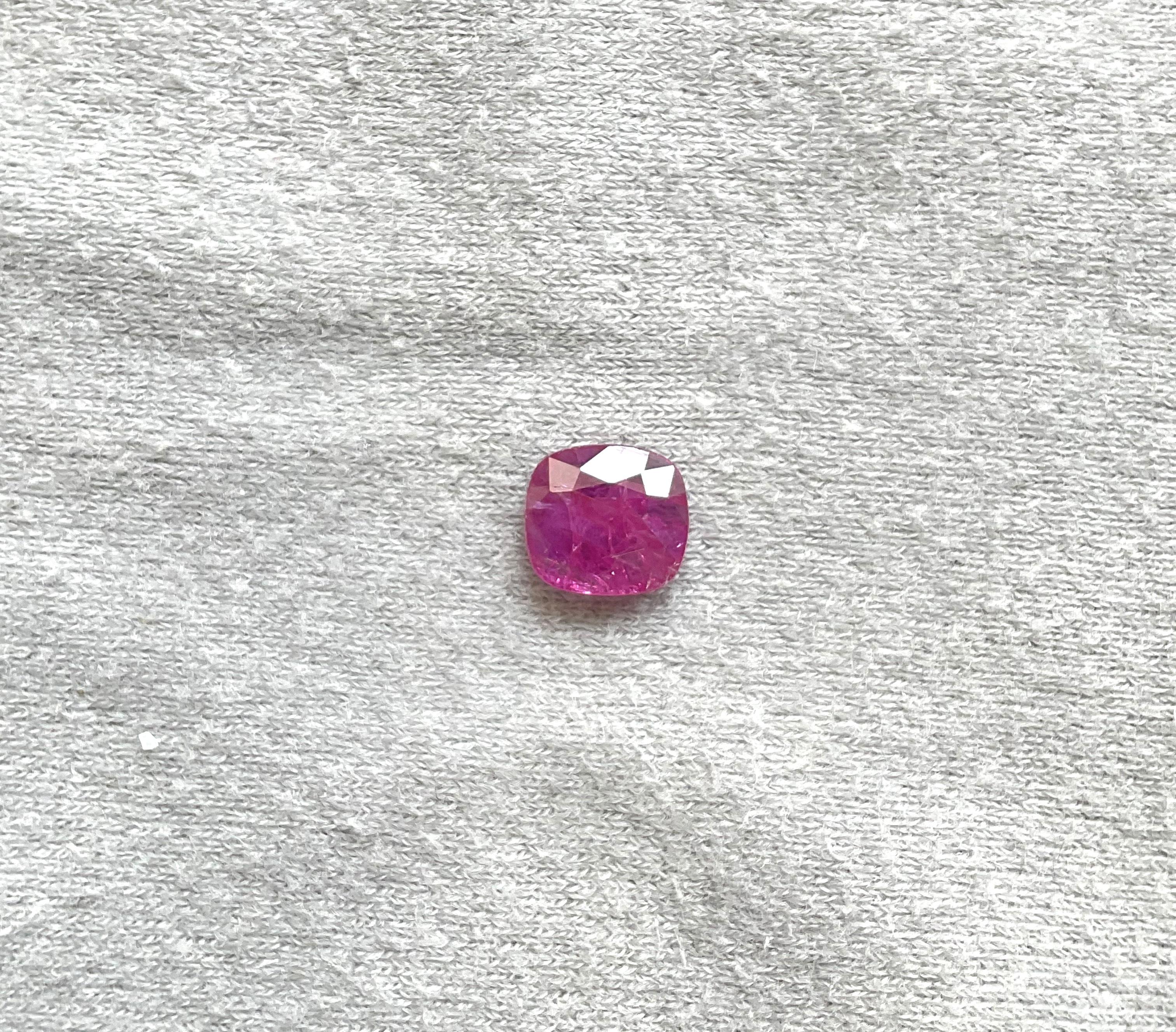 Art déco Pierre de rubis du Mozambique certifiée 2.53 carats, taille coussin facettée, non chauffée, naturelle en vente