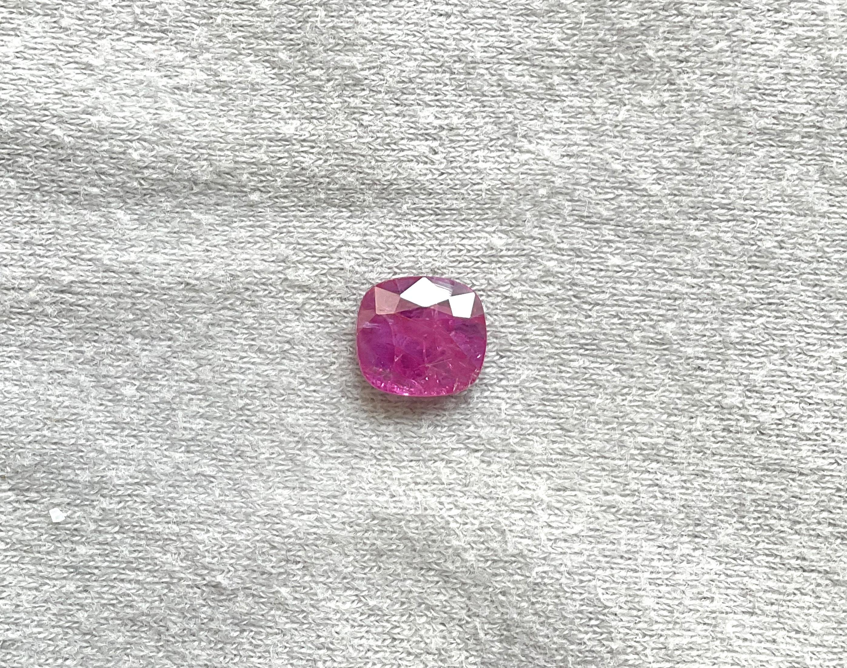 Taille coussin Pierre de rubis du Mozambique certifiée 2.53 carats, taille coussin facettée, non chauffée, naturelle en vente