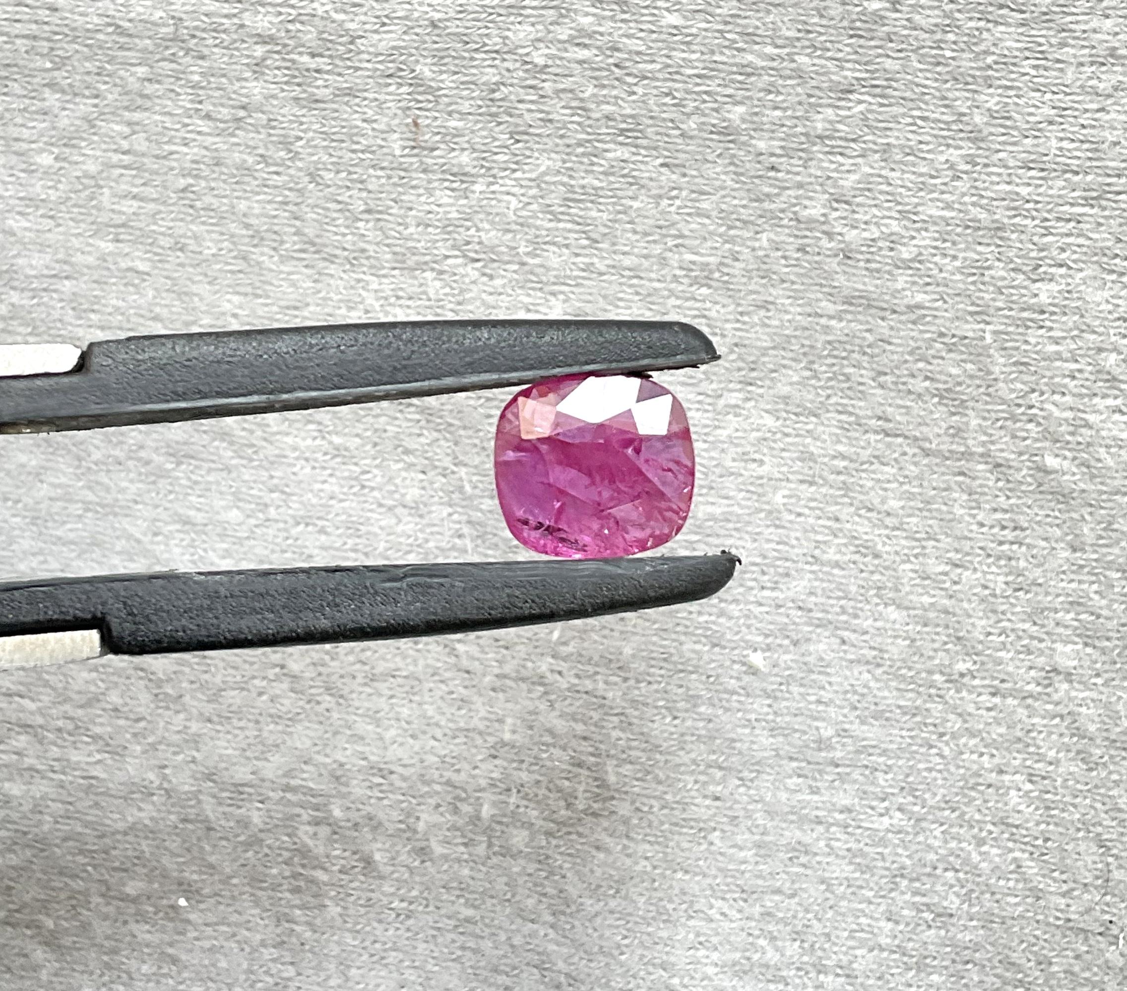 Pierre de rubis du Mozambique certifiée 2.53 carats, taille coussin facettée, non chauffée, naturelle Neuf - En vente à Jaipur, RJ