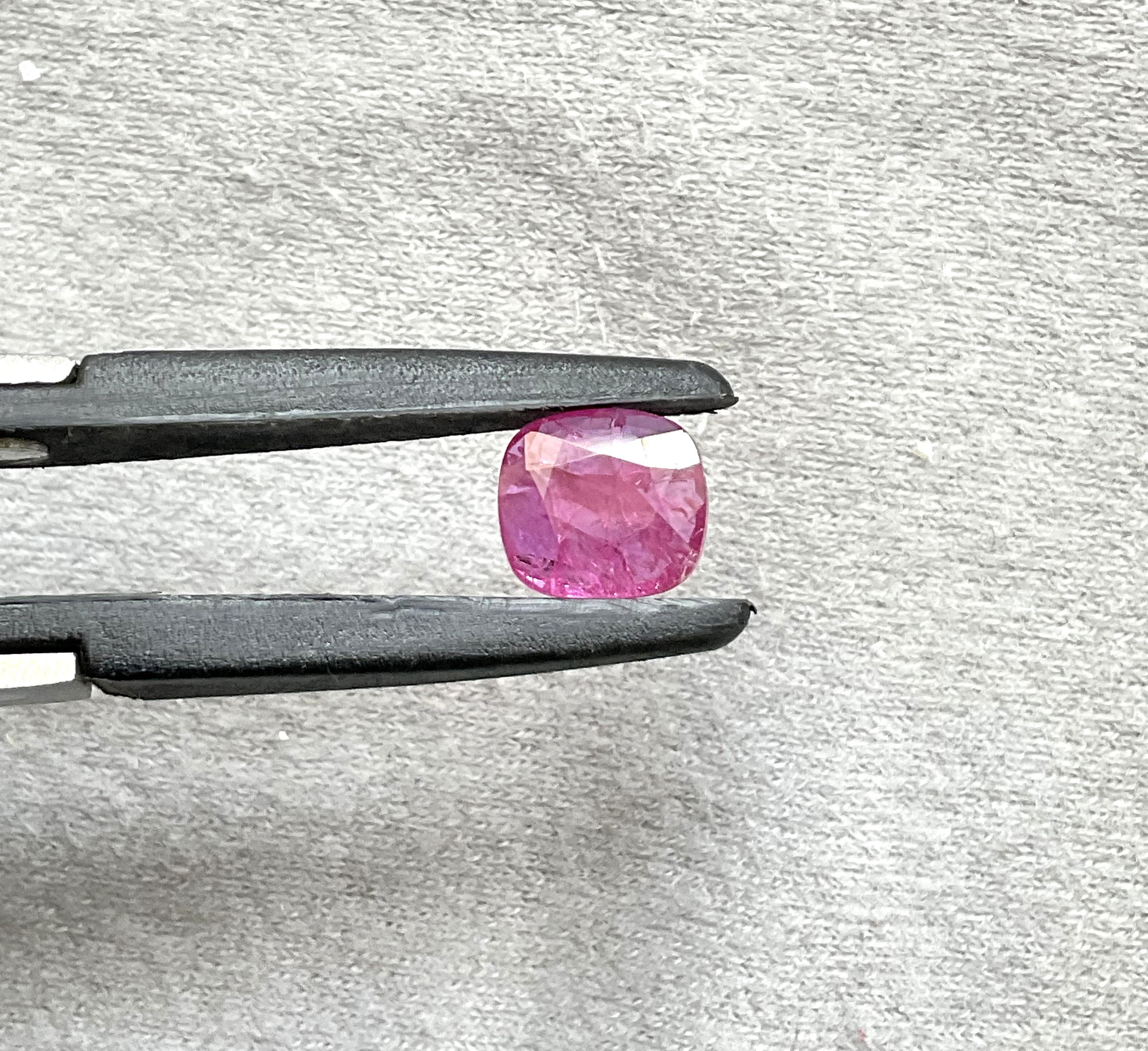 Pierre de rubis du Mozambique certifiée 2.53 carats, taille coussin facettée, non chauffée, naturelle Unisexe en vente