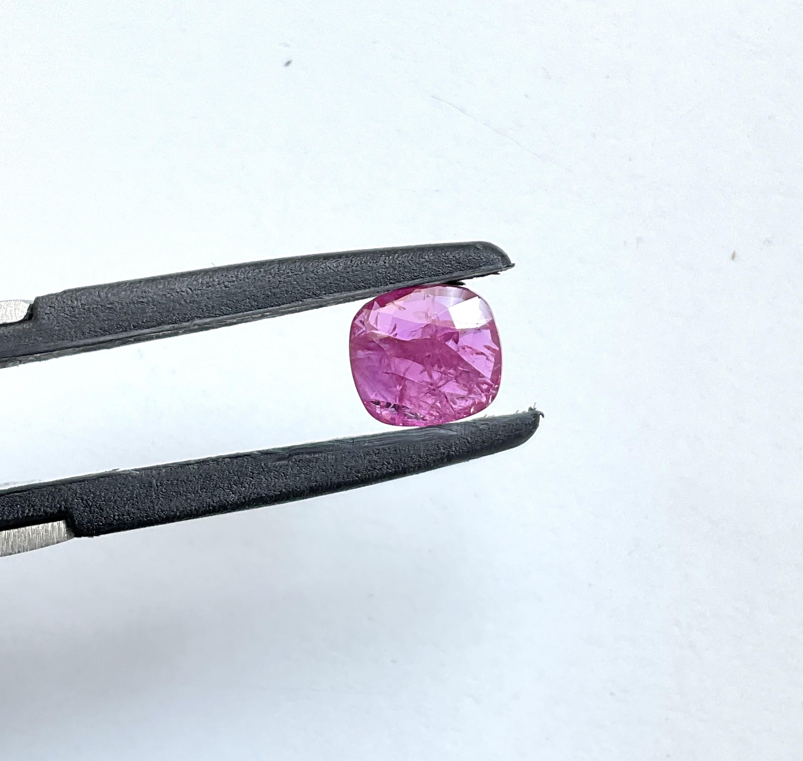 Pierre de rubis du Mozambique certifiée 2.53 carats, taille coussin facettée, non chauffée, naturelle en vente 2