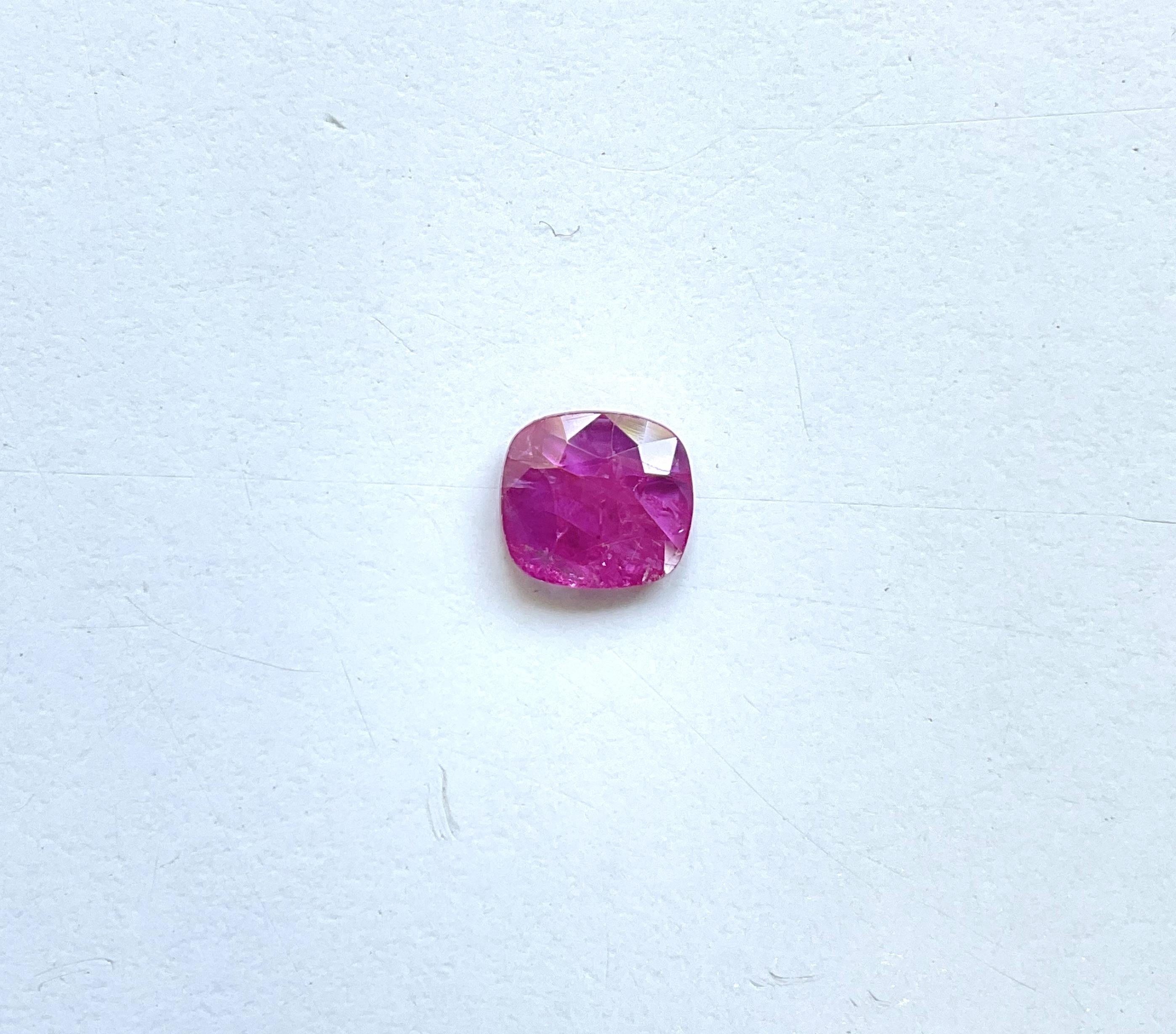 Pierre de rubis du Mozambique certifiée 2.53 carats, taille coussin facettée, non chauffée, naturelle en vente 3