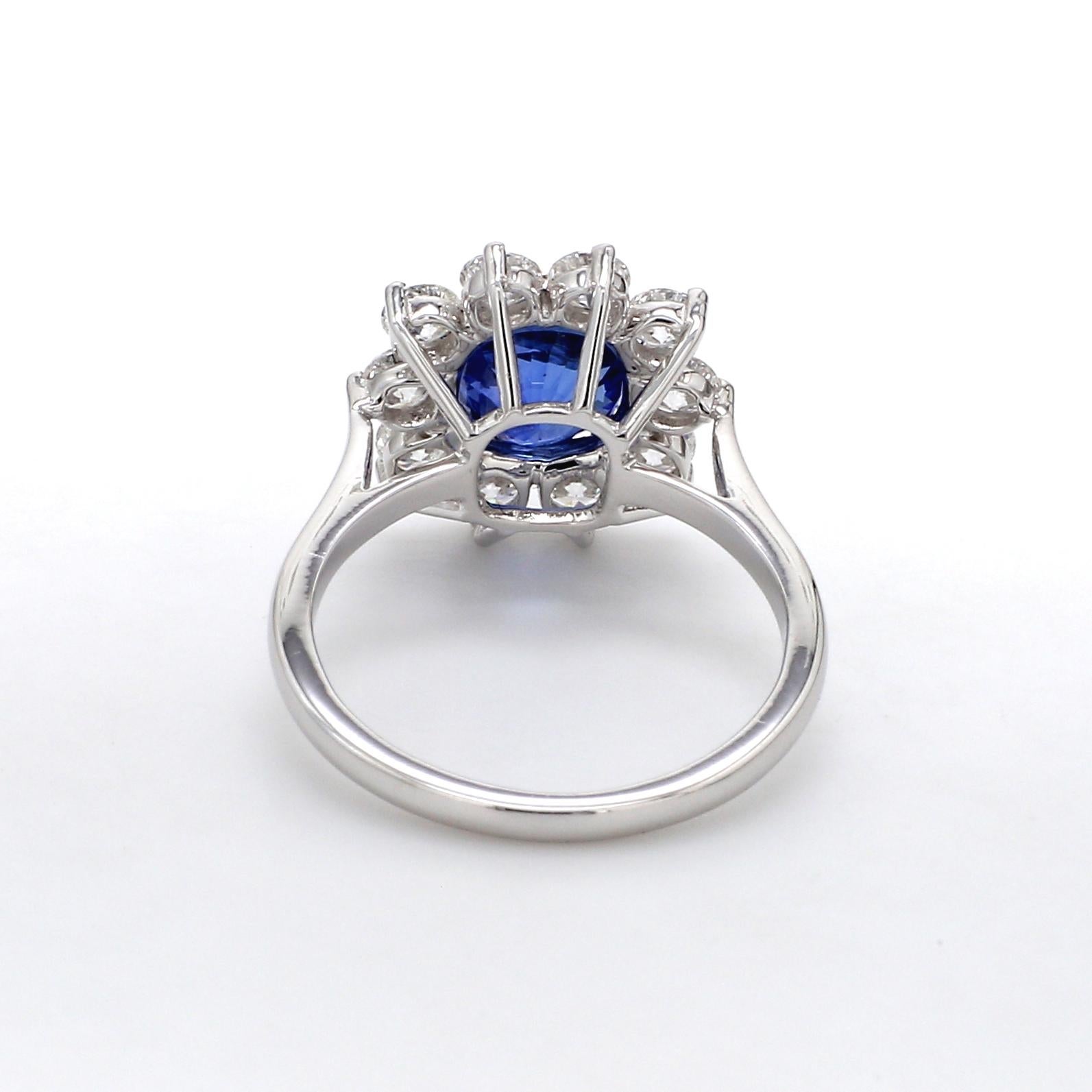 Contemporary Certified 2.55 Carat No Heat Blue Sapphire Diamond 18 Karat Gold Ring For Sale