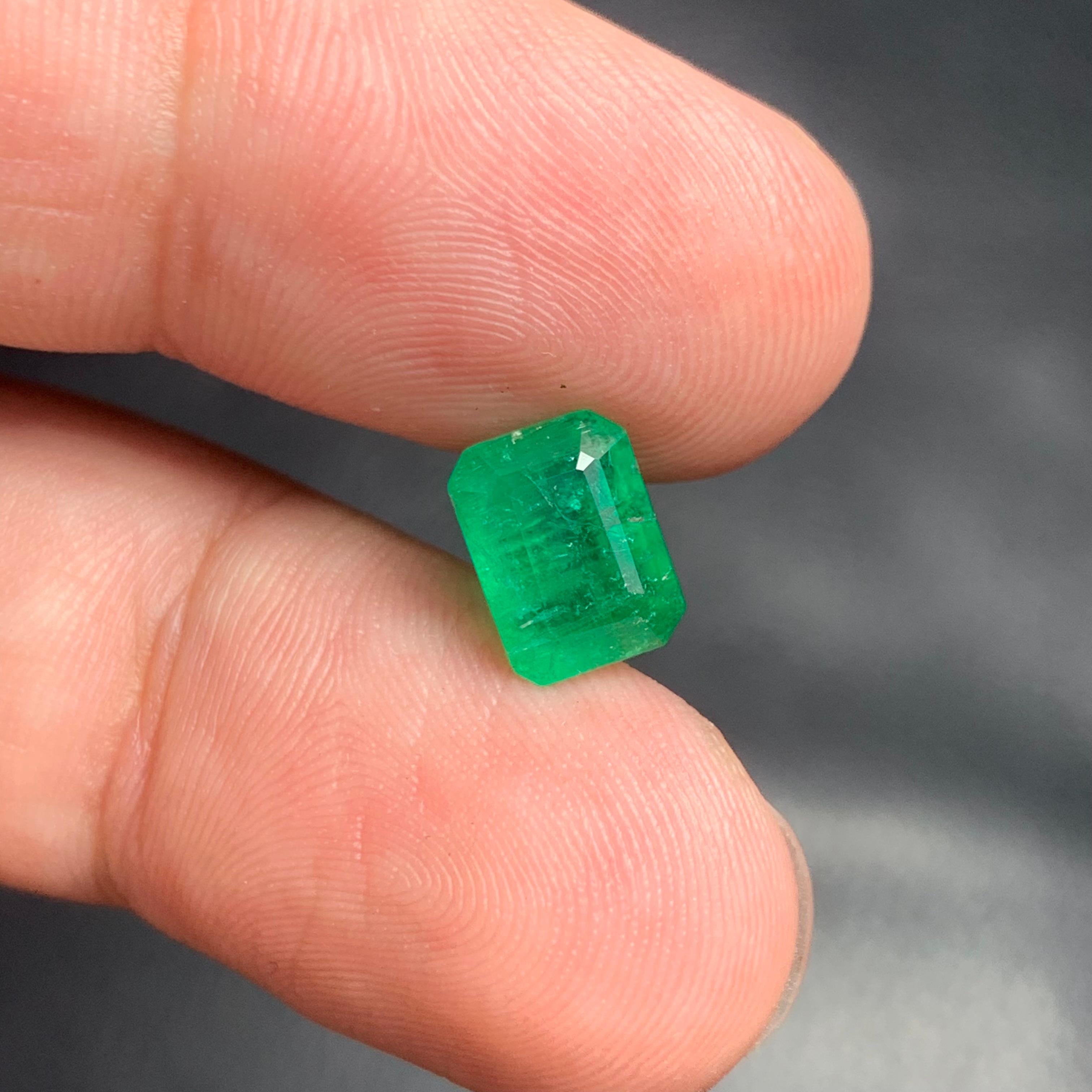 Lose Smaragd

Gewicht: 2,56 Karat
Abmessung: 8.7 x 6.4 x 5.5 Mm
Herkunft: Panjshir, Afghanistan 
Schliff: Smaragd 
Farbe: Grün
Behandlung: Nicht
Zertifikat: Verfügbar unter 

Afghanistan ist bekannt für die Produktion einiger der schönsten Smaragde