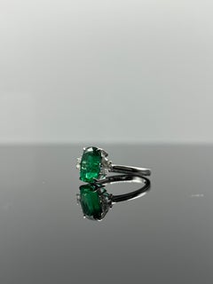 Zertifizierter 2,56 Oval geformter Smaragd und Diamant Verlobungsring mit drei Steinen