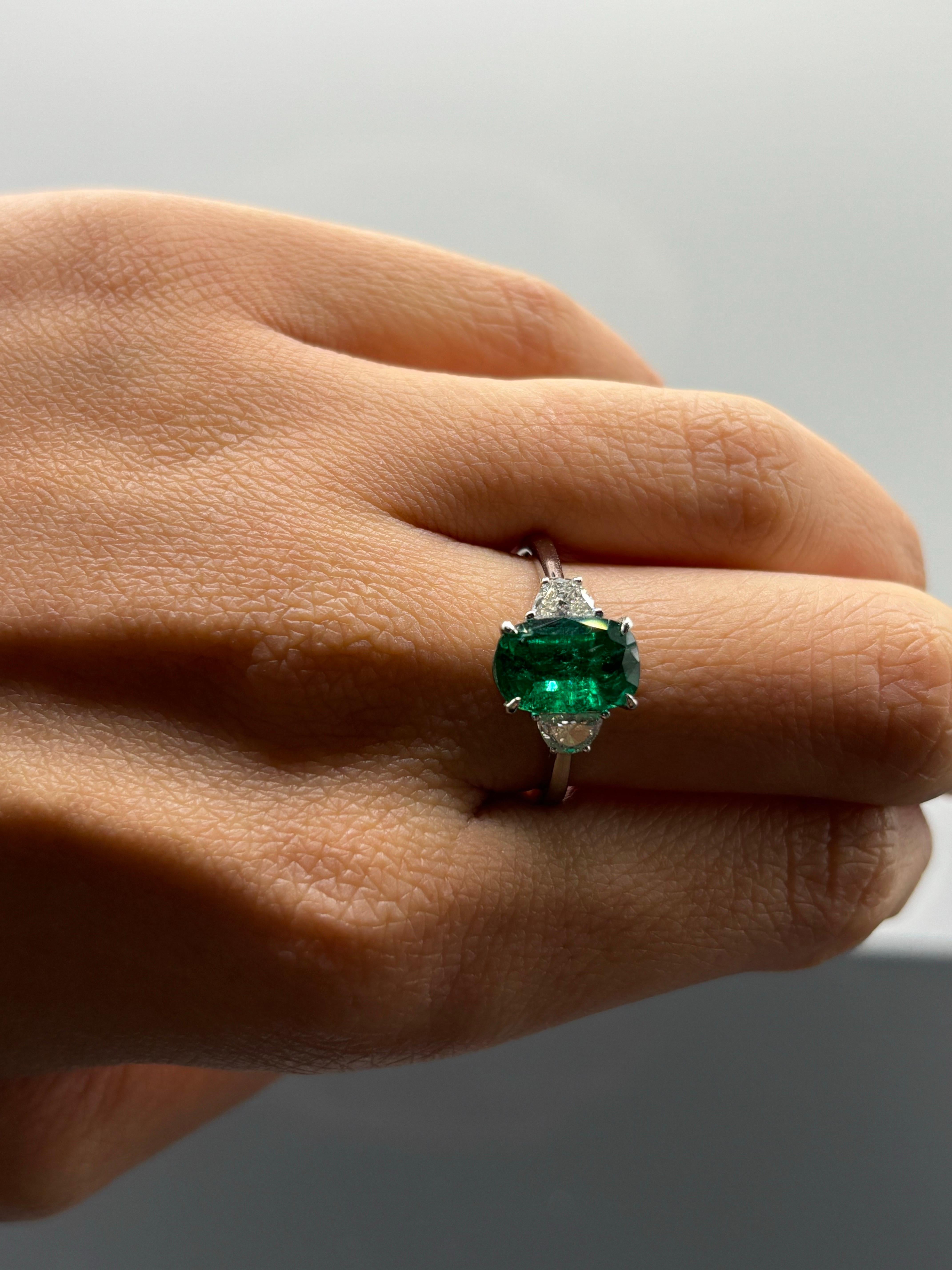 Certified 2.56 Oval Shaped Emerald and Diamond Three Stone Engagement Ring In New Condition For Sale In Bangkok, Thailand