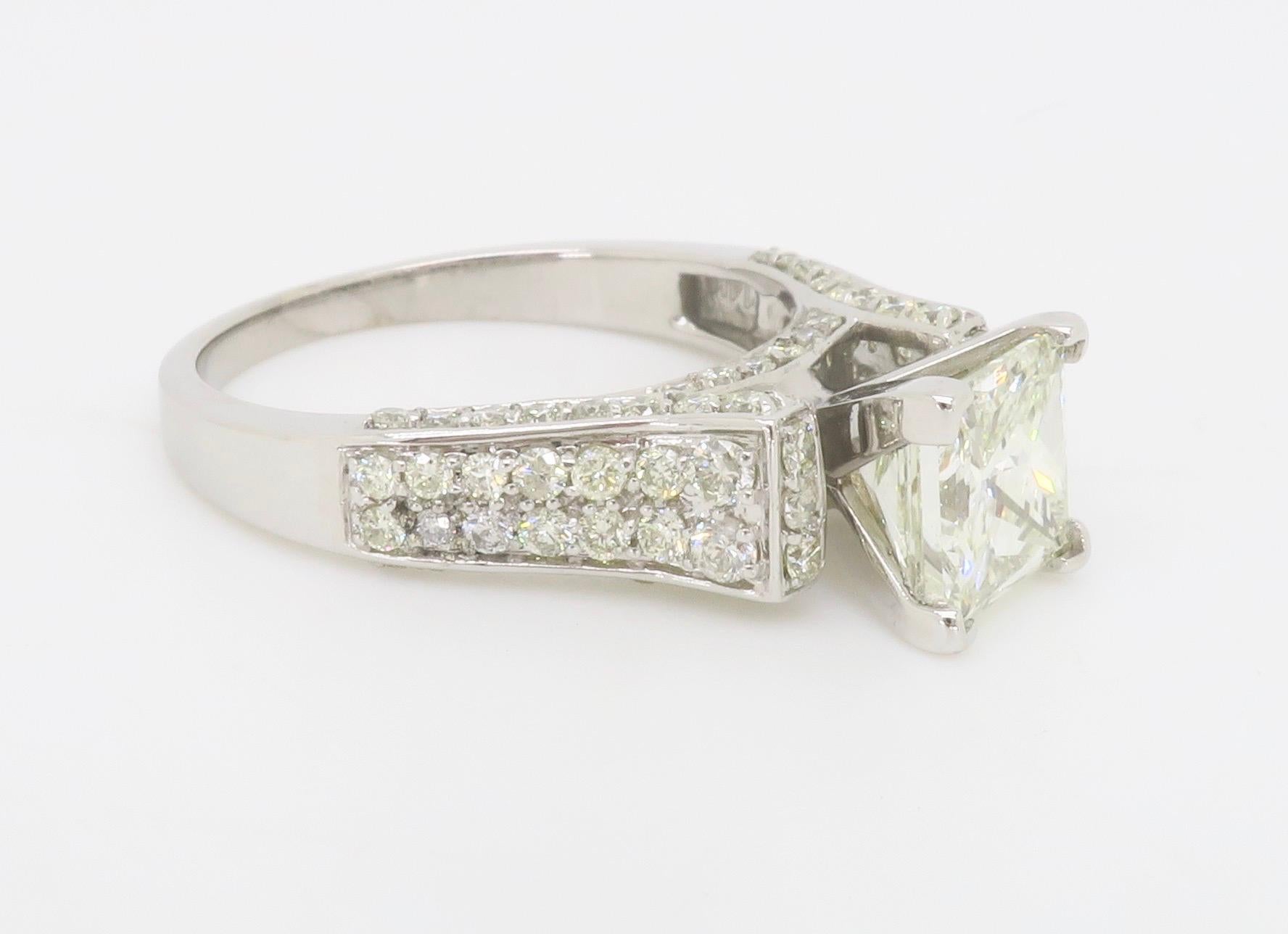 Bague de fiançailles certifiée 2,59ctw diamant taille princesse en vente 7