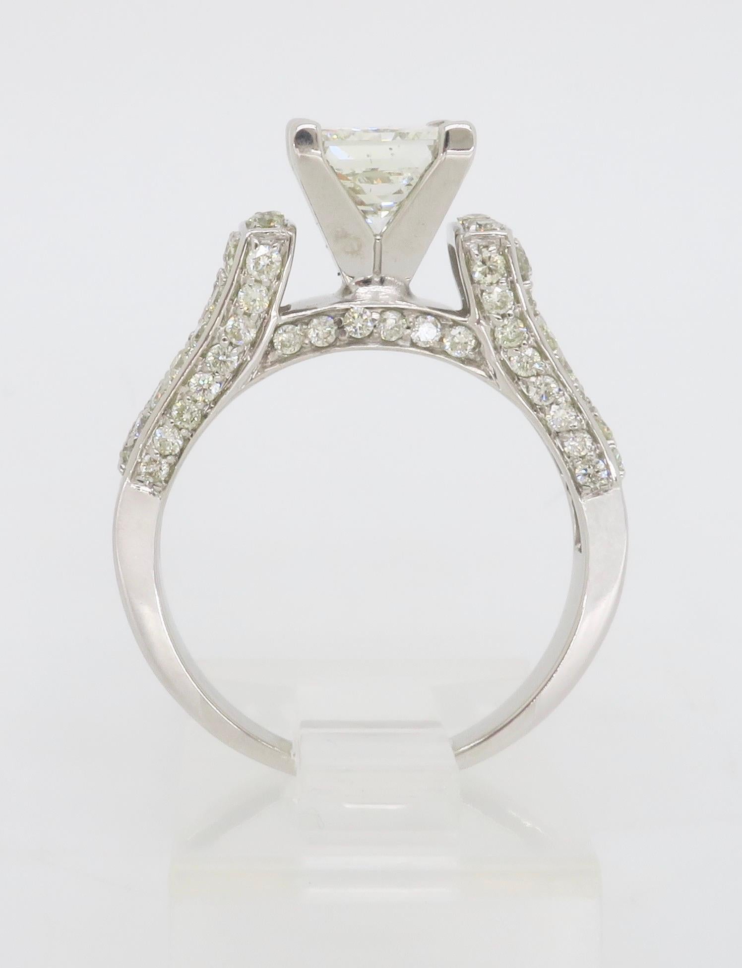 Bague de fiançailles certifiée 2,59ctw diamant taille princesse en vente 8
