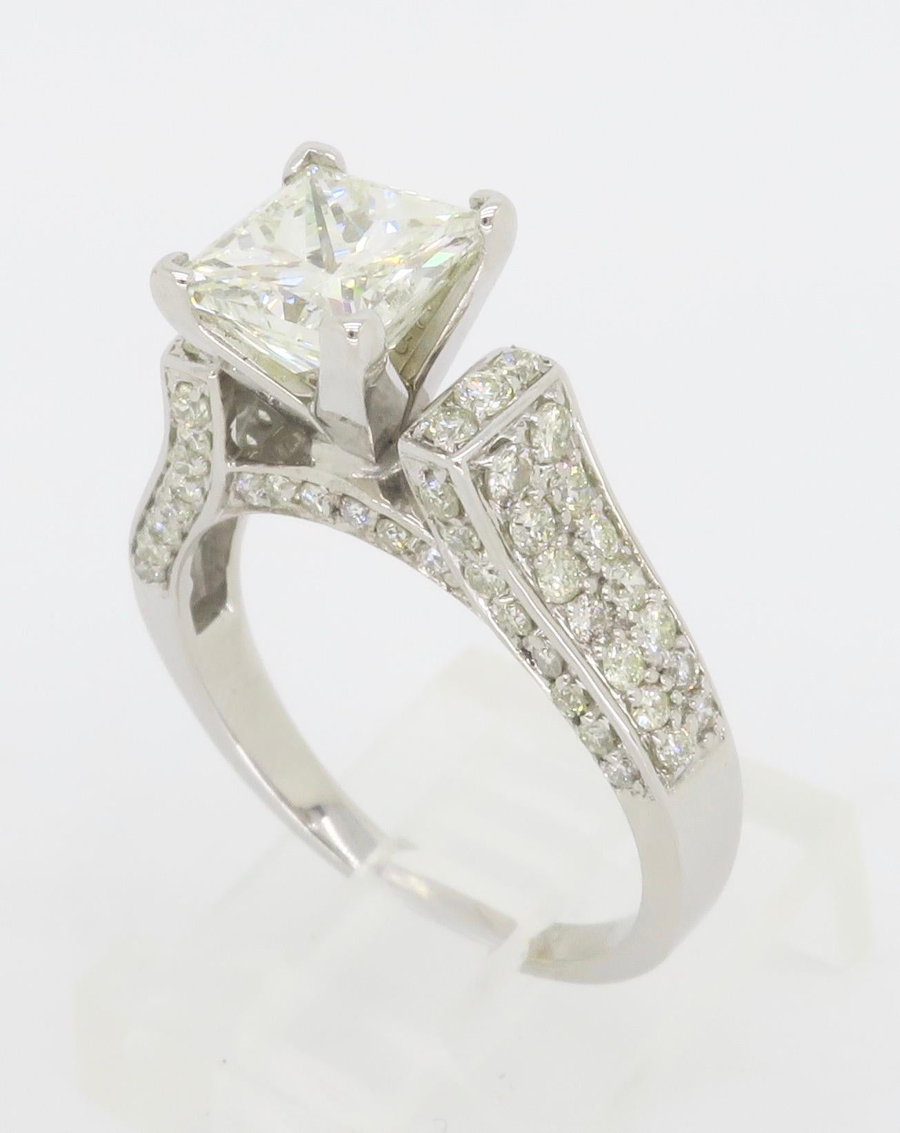 Bague de fiançailles certifiée 2,59ctw diamant taille princesse en vente 11