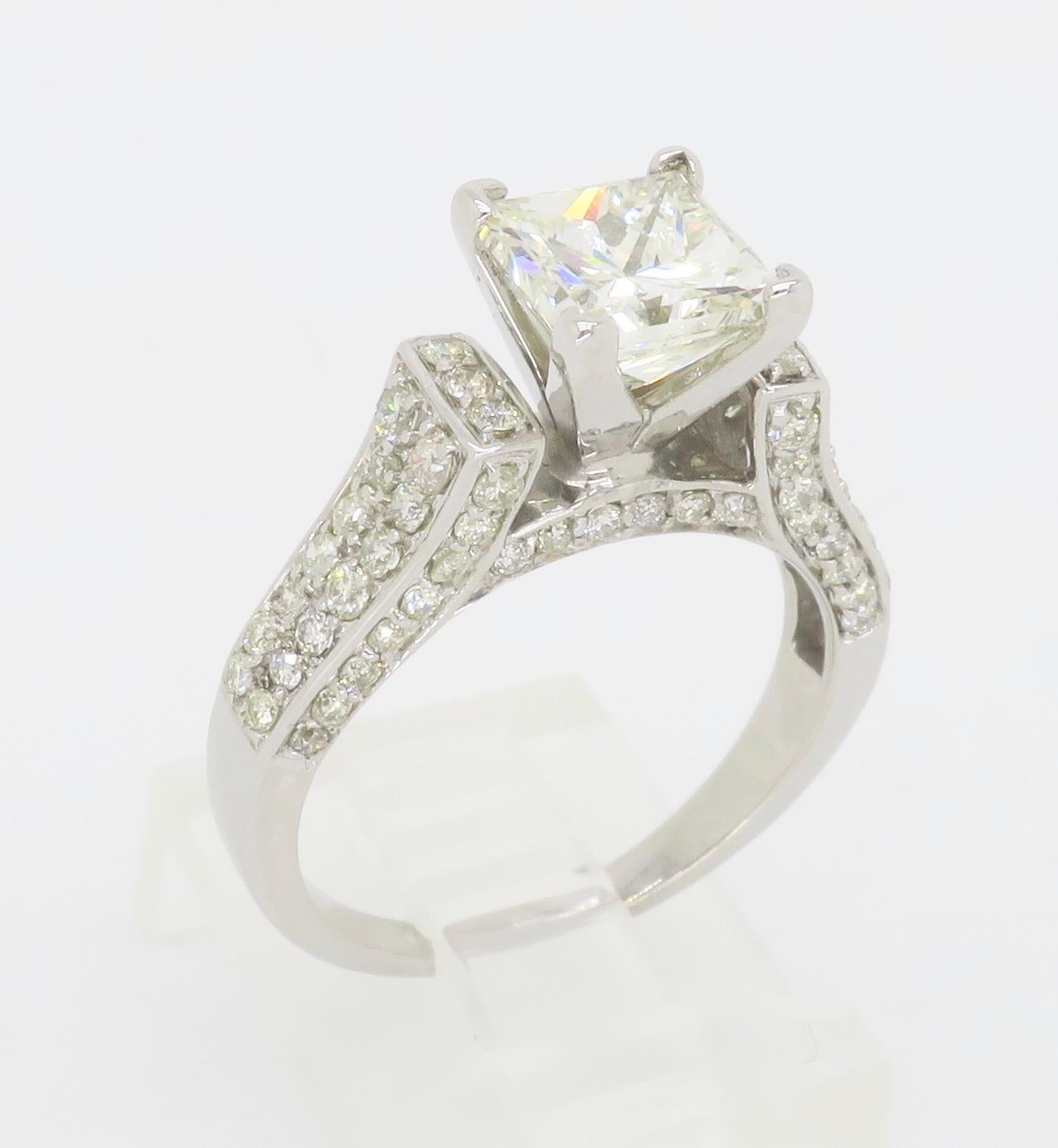 Bague de fiançailles certifiée 2,59ctw diamant taille princesse en vente 12