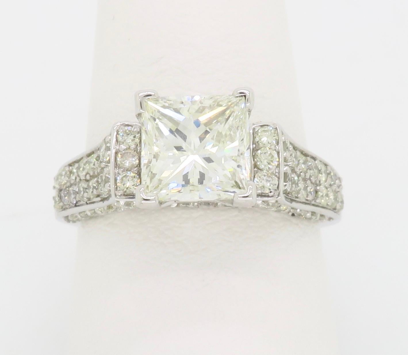 Zertifizierter Verlobungsring mit 2,59 Karat Diamant im Prinzessinnenschliff (Carréschliff) im Angebot