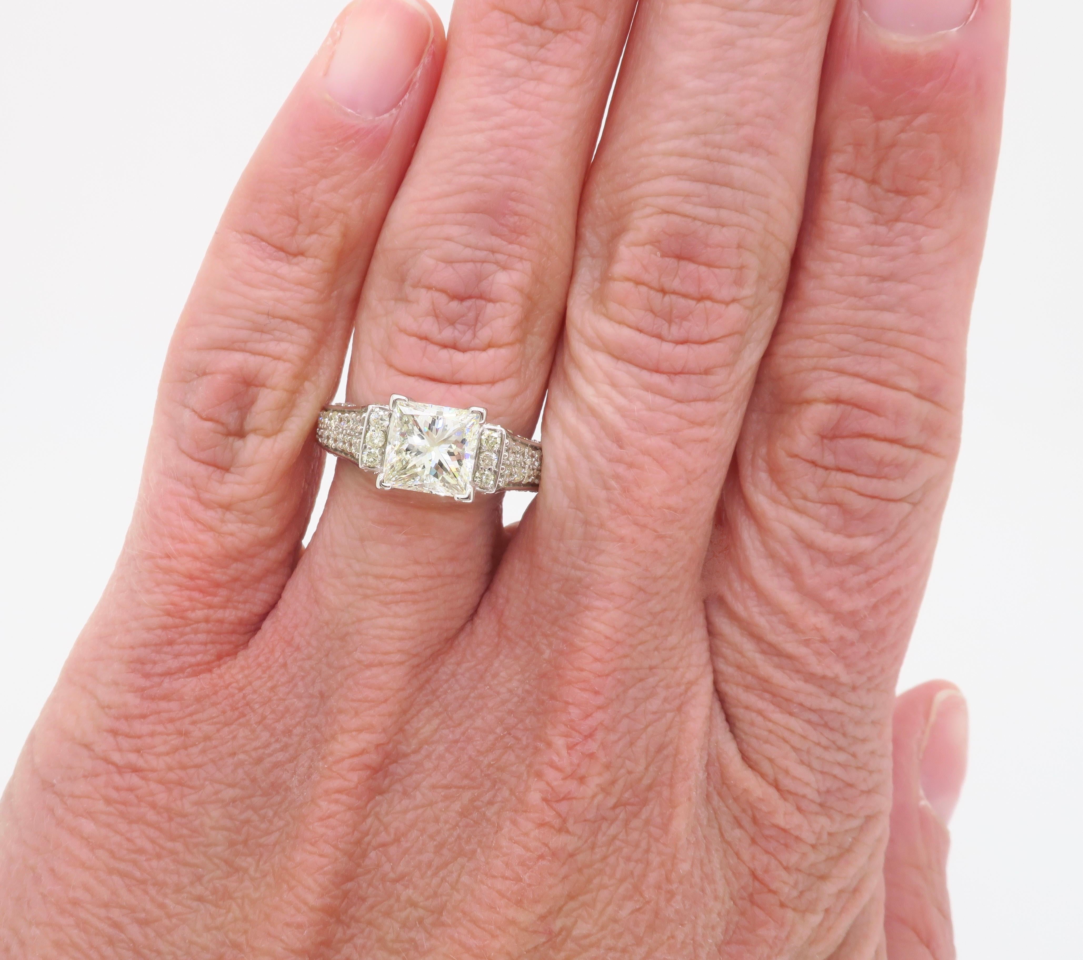 Bague de fiançailles certifiée 2,59ctw diamant taille princesse en vente 3