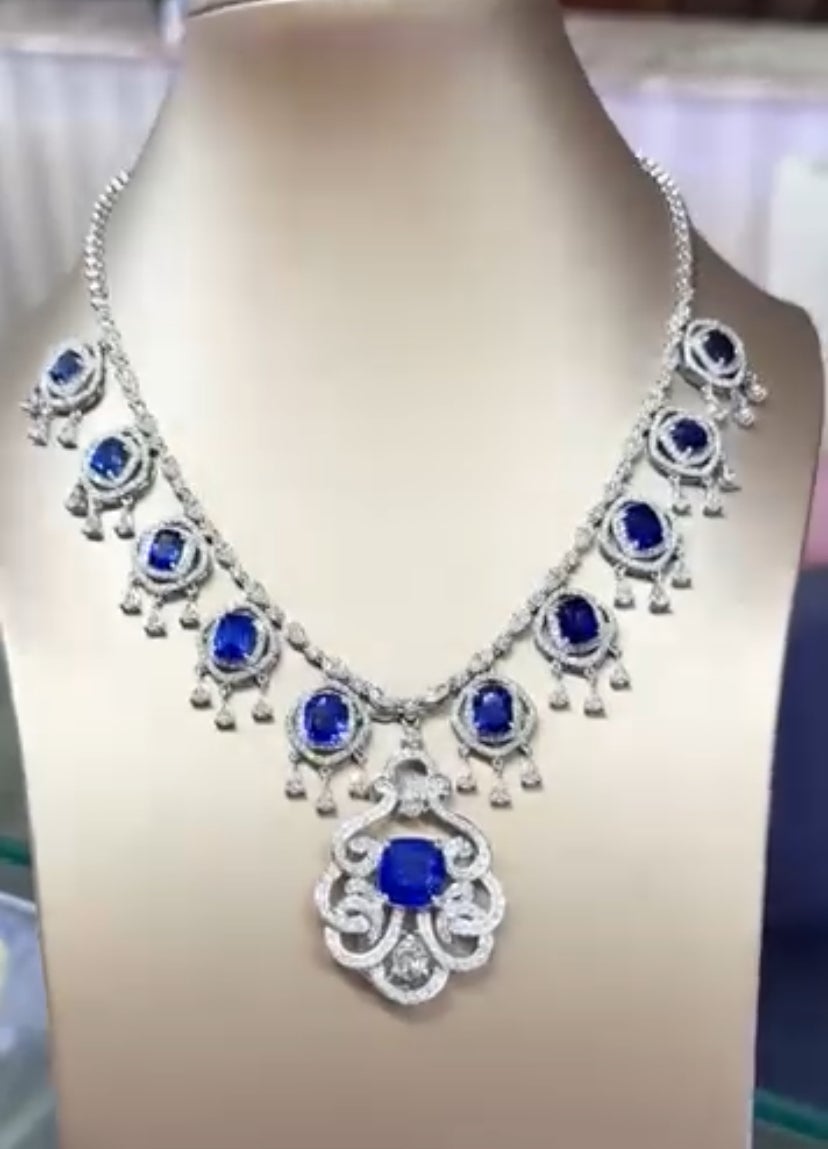 Experimente la perfecta armonía de brillo y elegancia con nuestra exquisita colección de joyas de zafiros azules.
Con vibrantes zafiros azules de Ceilán y deslumbrantes diamantes, cada pieza está magistralmente engastada en oro macizo.
Elaborados