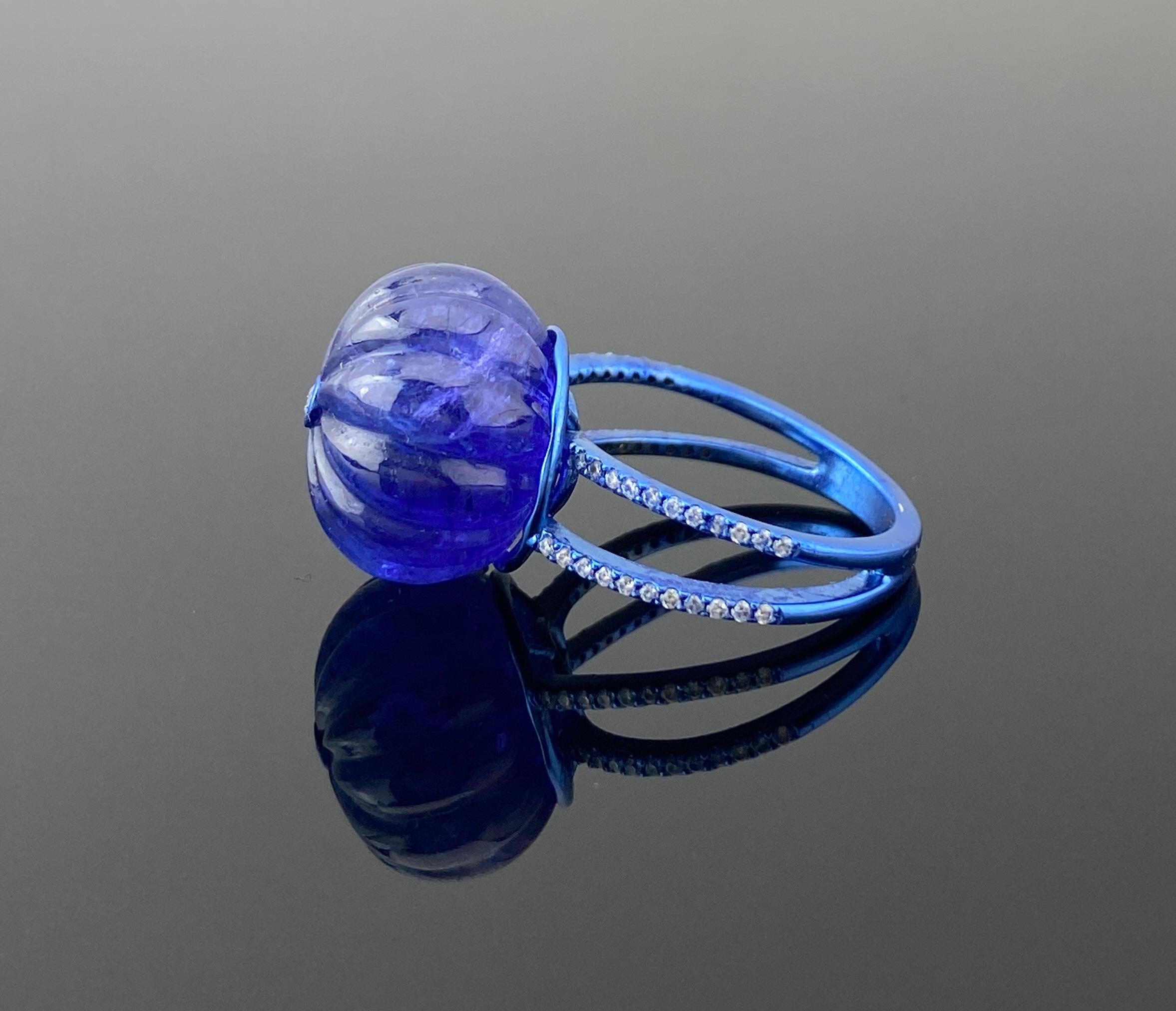 Art déco Bague cocktail en or 18 carats certifiée 26,05 carats de tanzanite sculptée et de diamant en vente