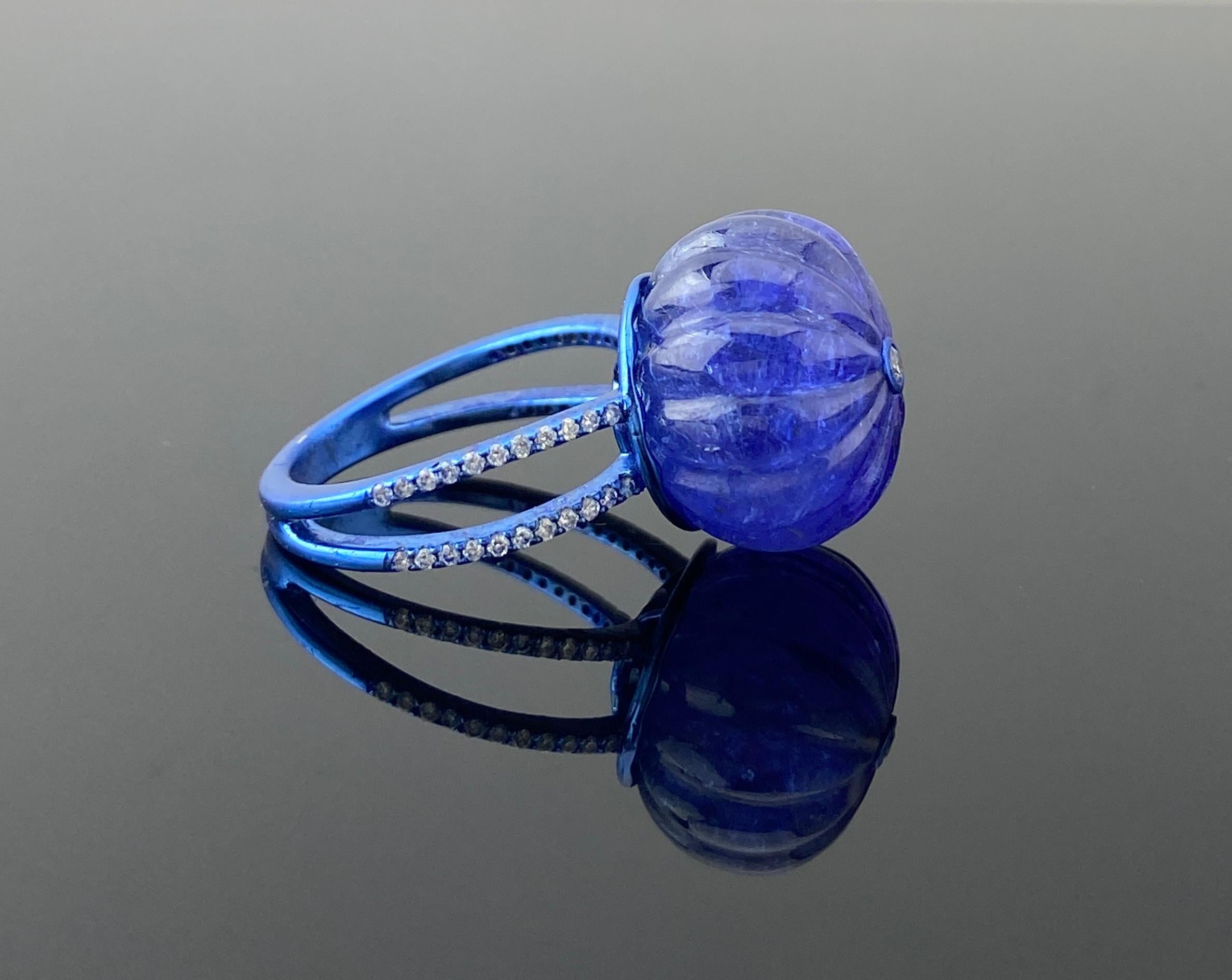 Taille cabochon Bague cocktail en or 18 carats certifiée 26,05 carats de tanzanite sculptée et de diamant en vente