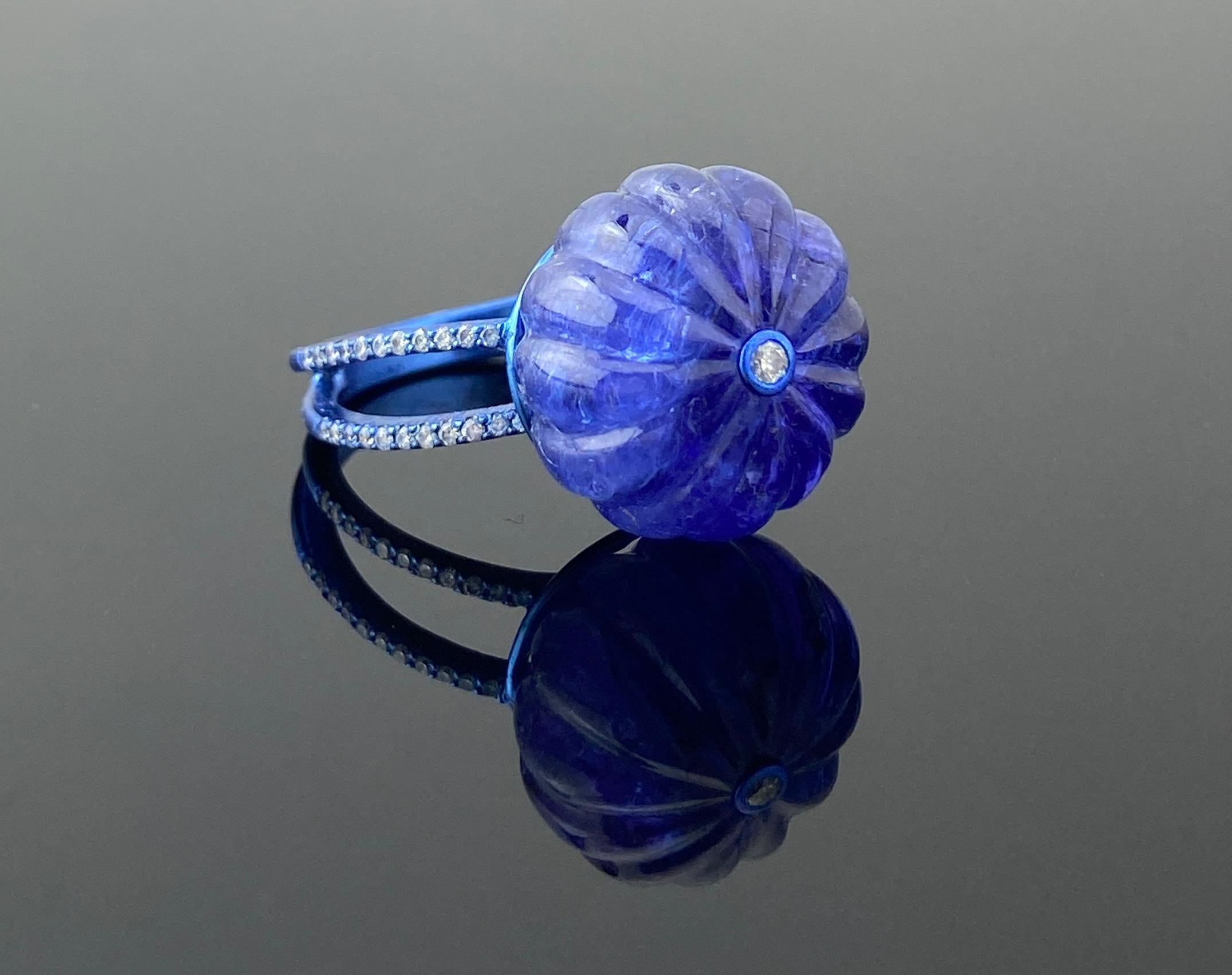 Bague cocktail en or 18 carats certifiée 26,05 carats de tanzanite sculptée et de diamant Neuf - En vente à Bangkok, Thailand