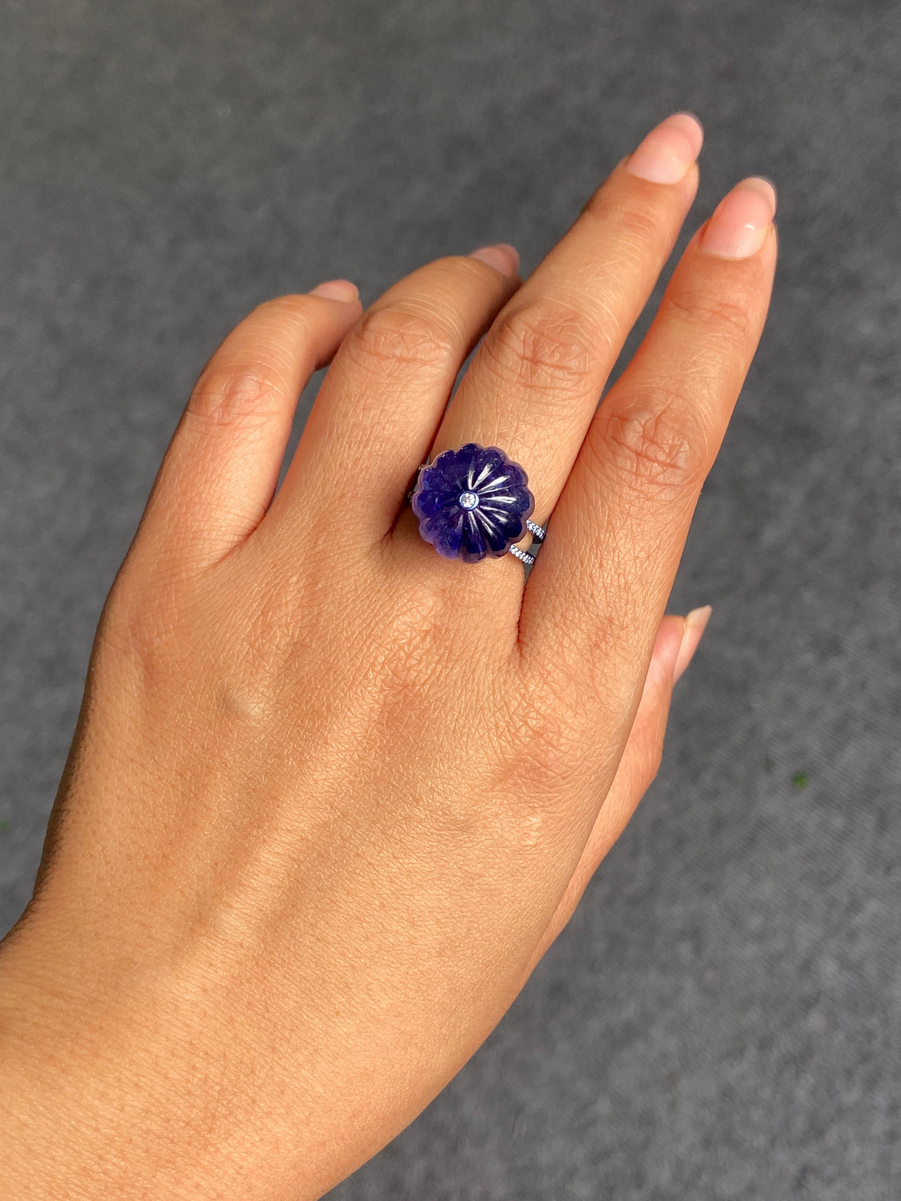 Bague cocktail en or 18 carats certifiée 26,05 carats de tanzanite sculptée et de diamant Unisexe en vente