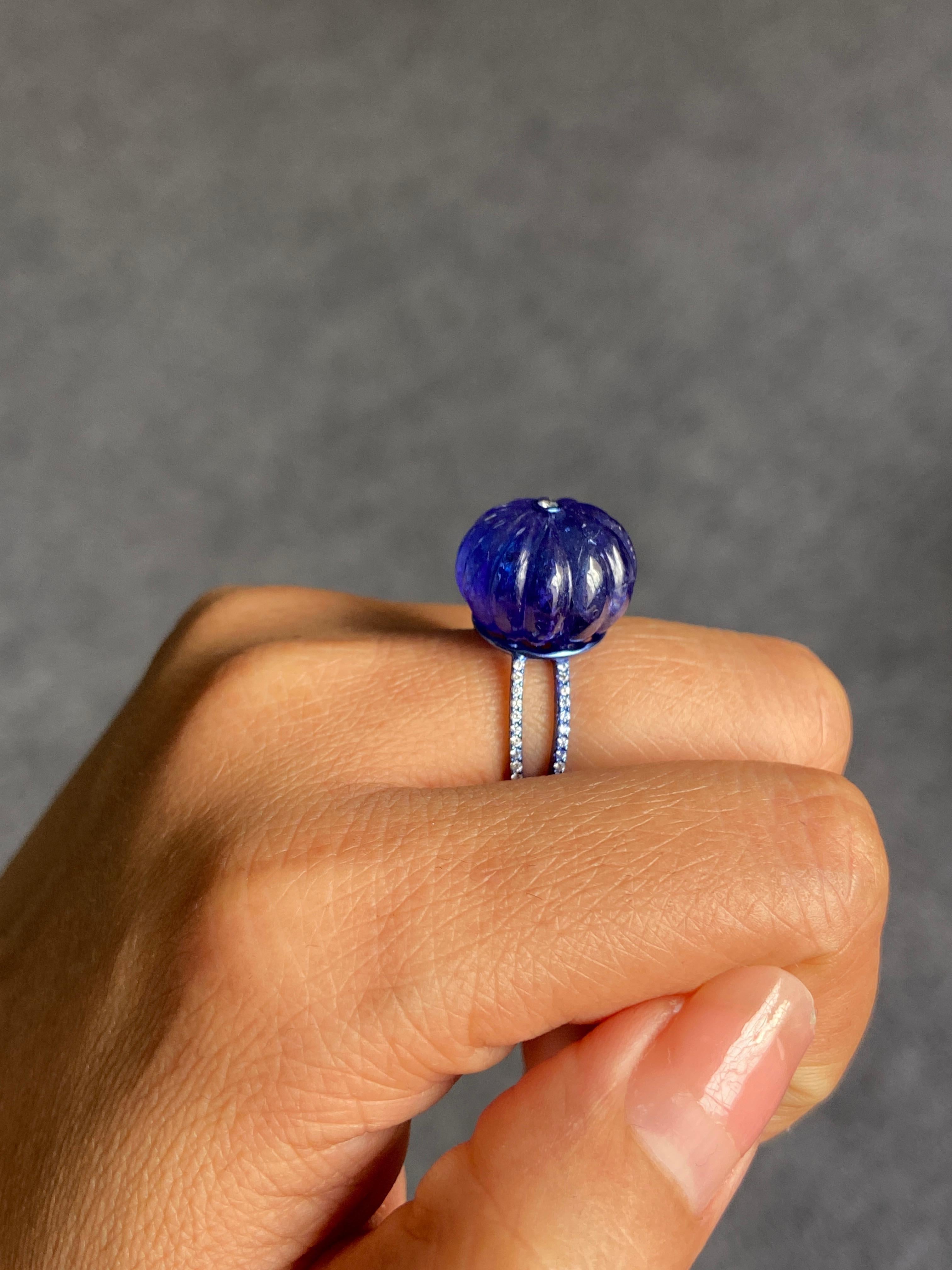Bague cocktail en or 18 carats certifiée 26,05 carats de tanzanite sculptée et de diamant en vente 1