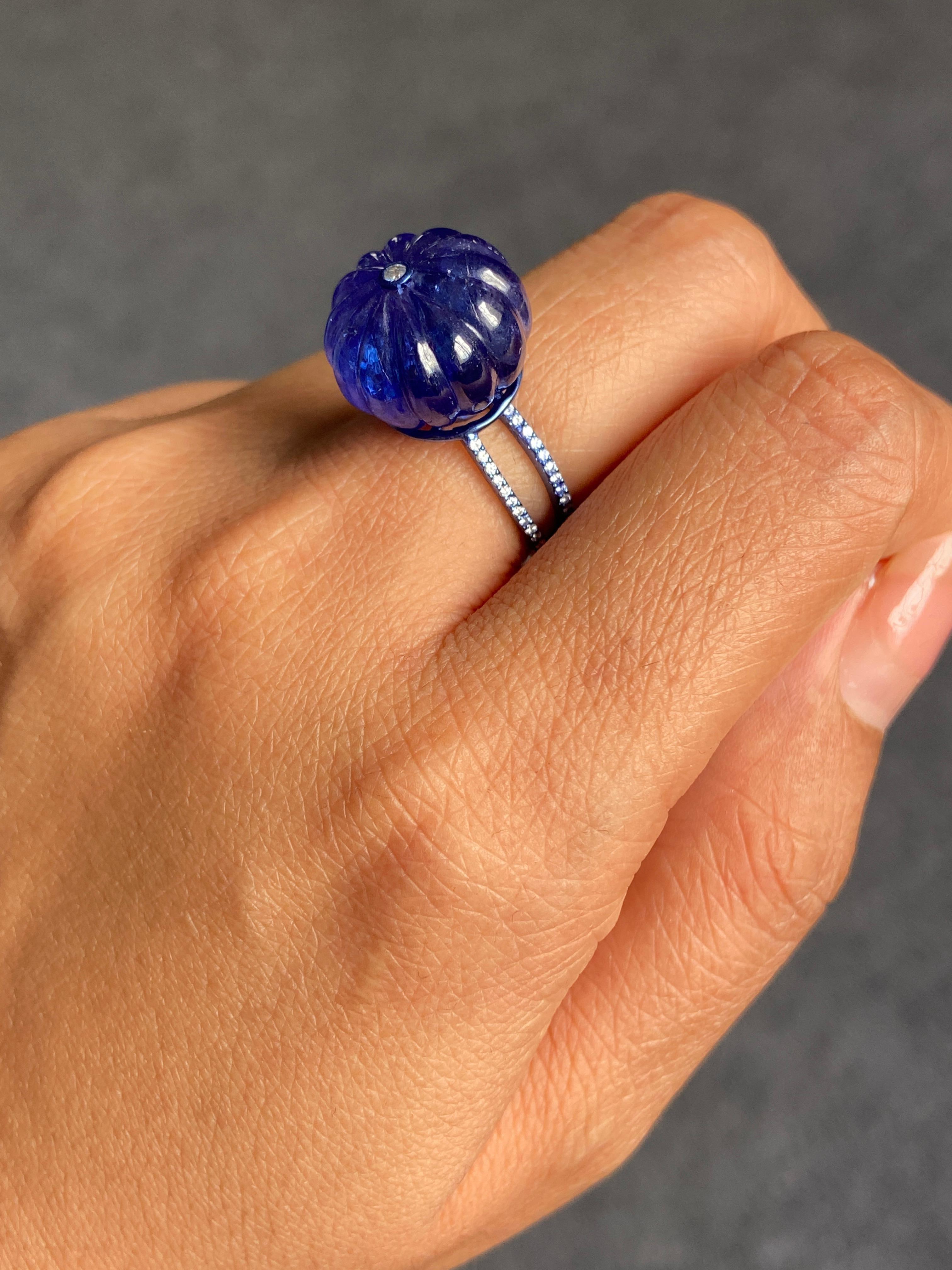 Bague cocktail en or 18 carats certifiée 26,05 carats de tanzanite sculptée et de diamant en vente 3