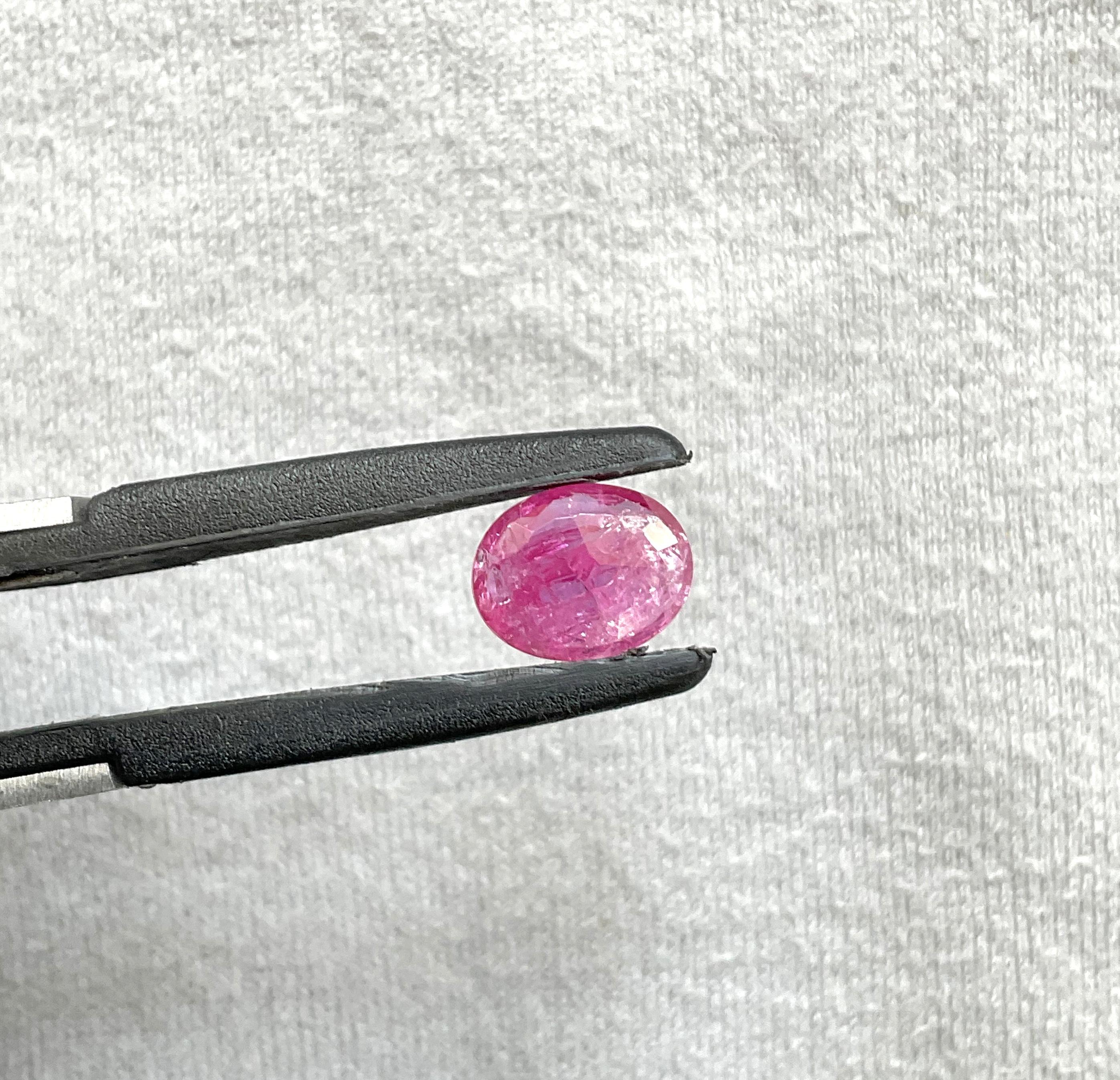 Certified 2.64 Carats Mozambique Ruby Oval Faceted Cut stone No Heat Natural Gem In New Condition For Sale In Jaipur, RJ