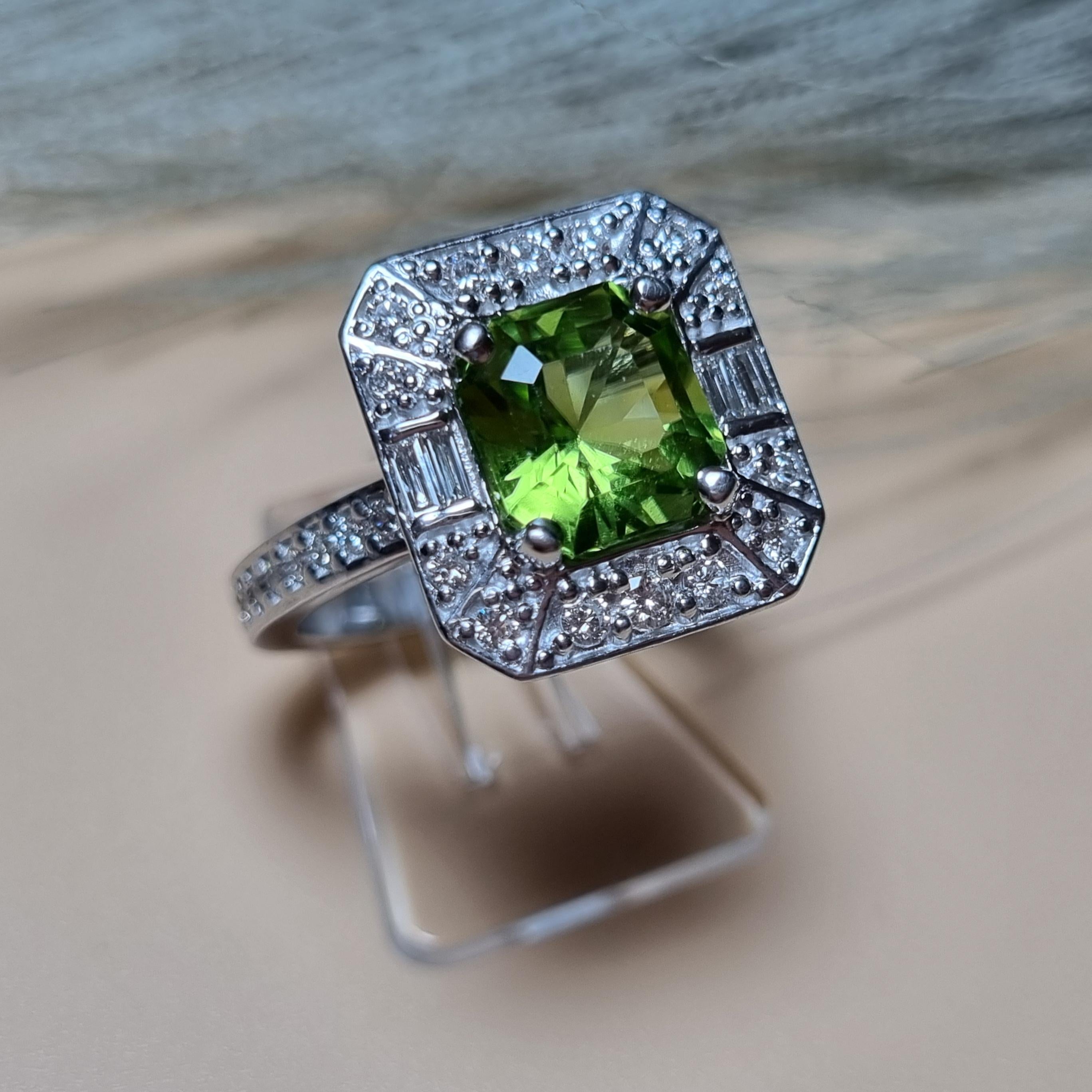 Certified 2.65 Ct Natural Peridot, Artdeco Inspired Peridot and Diamond Ring In New Condition For Sale In București, B