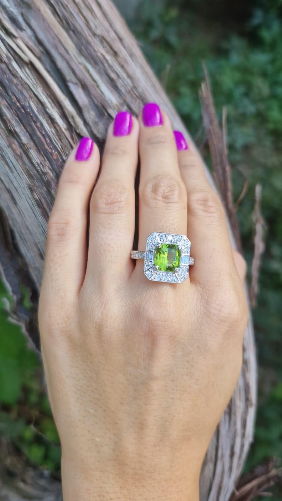Certified 2.65 Ct Natural Peridot, Artdeco Inspired Peridot and Diamond Ring For Sale 1