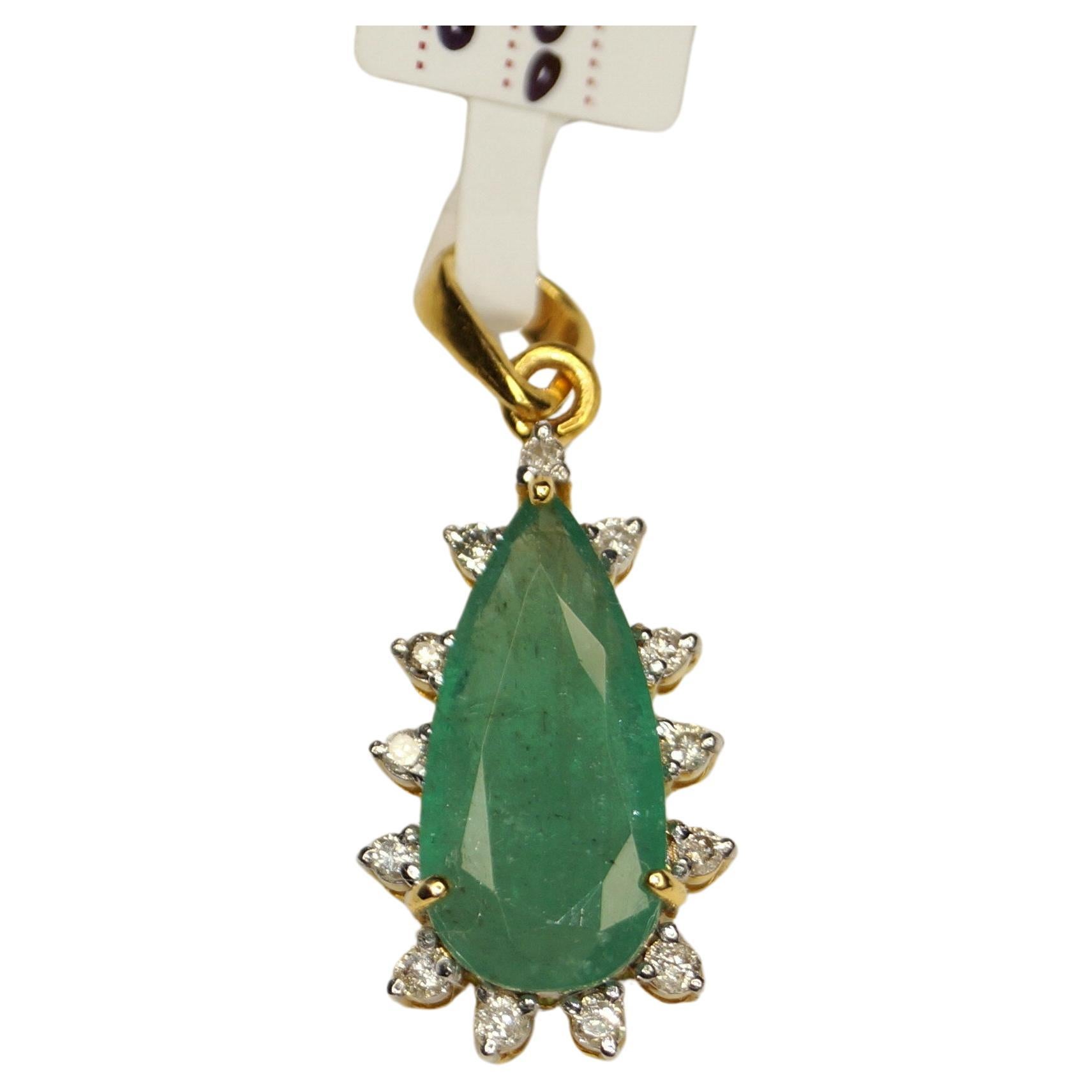 Sumérgete en la lujosa elegancia de este impresionante colgante, meticulosamente elaborado para quienes aprecian la joyería fina. La pieza central de este colgante es una magnífica esmeralda natural de Zambia de 2,66 quilates, famosa por su intenso