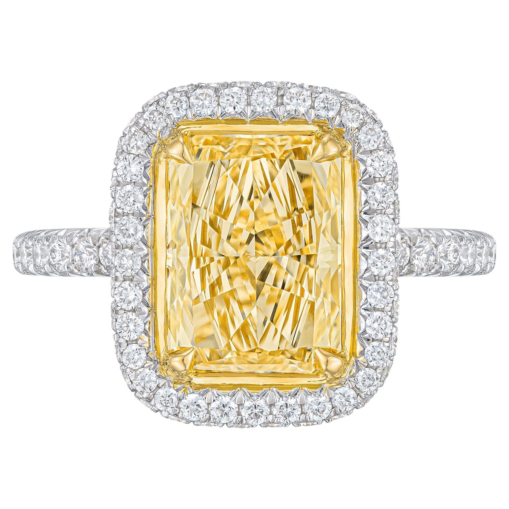 Certified 2.67 Carat Fancy Light Yellow Radiant Diamond Engagement Ring For Sale