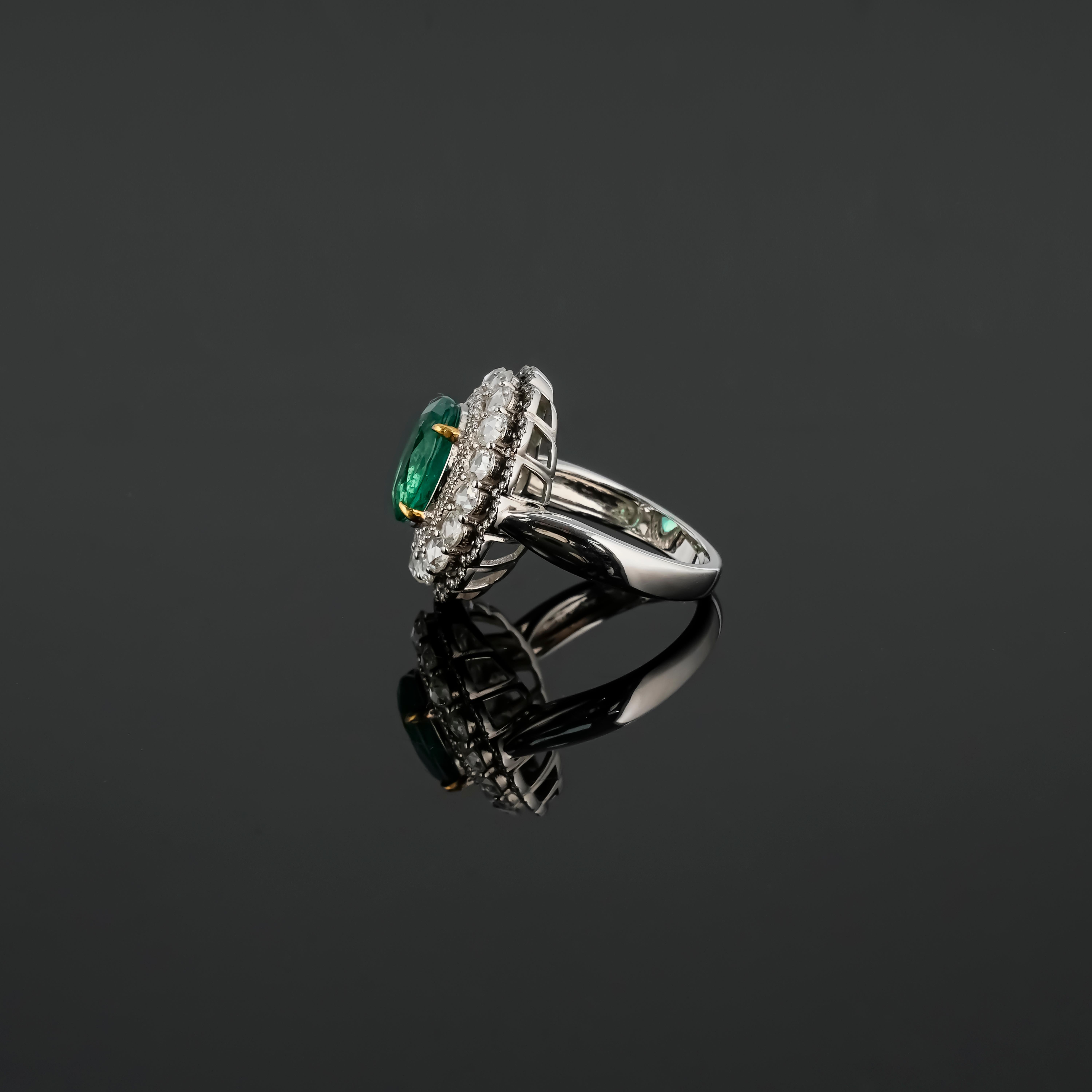 Oval Cut Certified 2.70 carat Emerald and Diamond Cocktail Ring For Sale