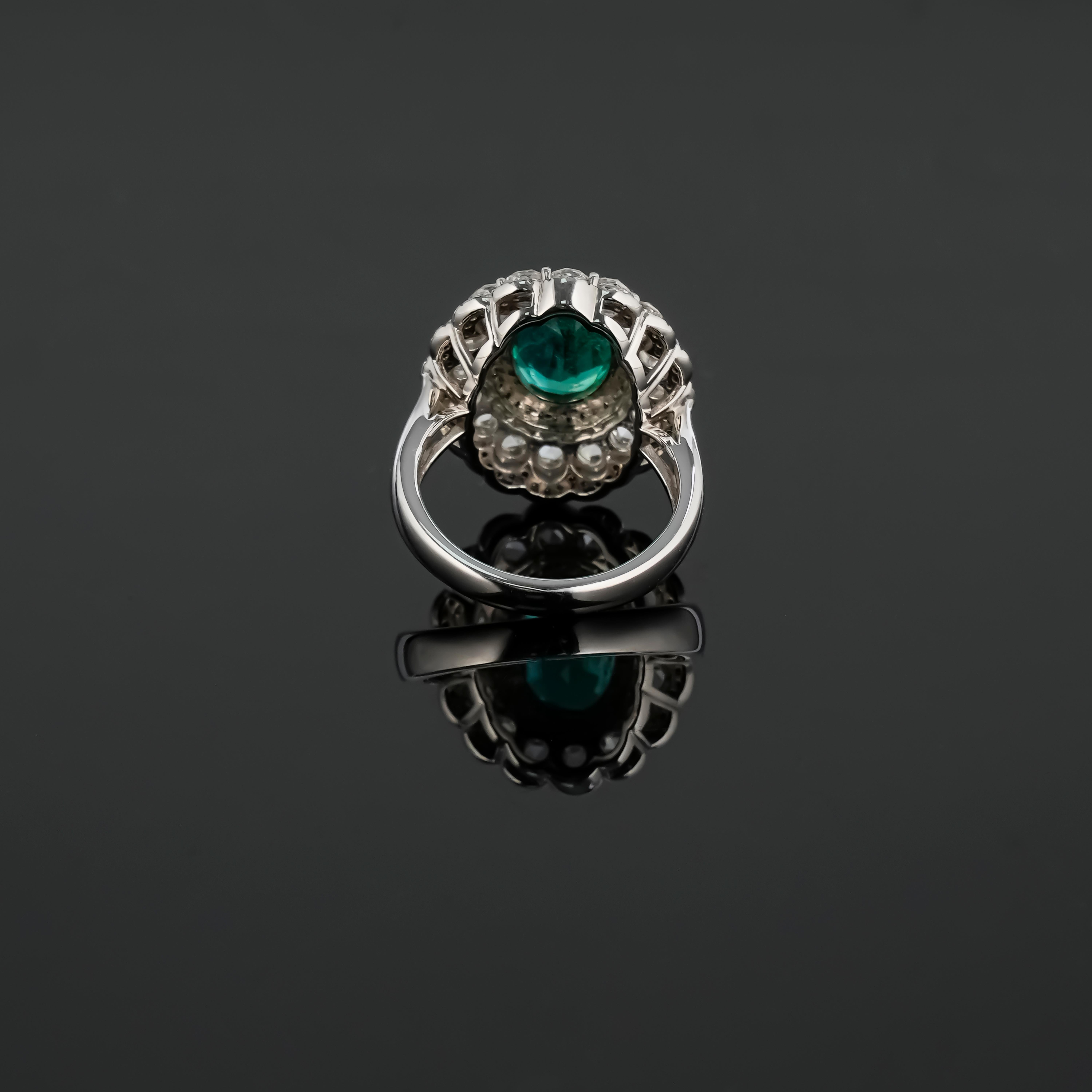 Certified 2.70 carat Emerald and Diamond Cocktail Ring In New Condition For Sale In Bangkok, Thailand