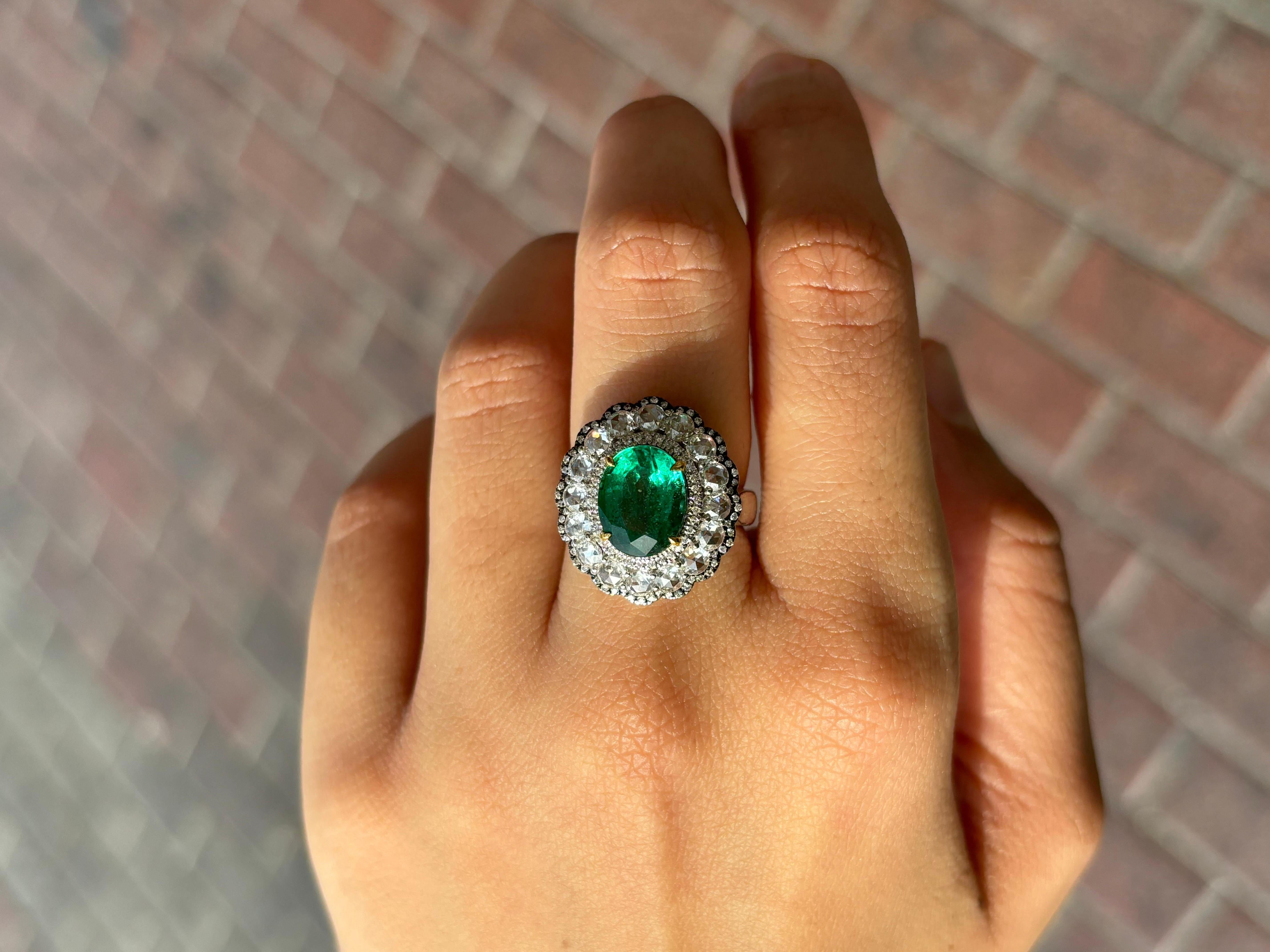 Cocktailring mit zertifiziertem 2,70 Karat Smaragd und Diamant Damen im Angebot