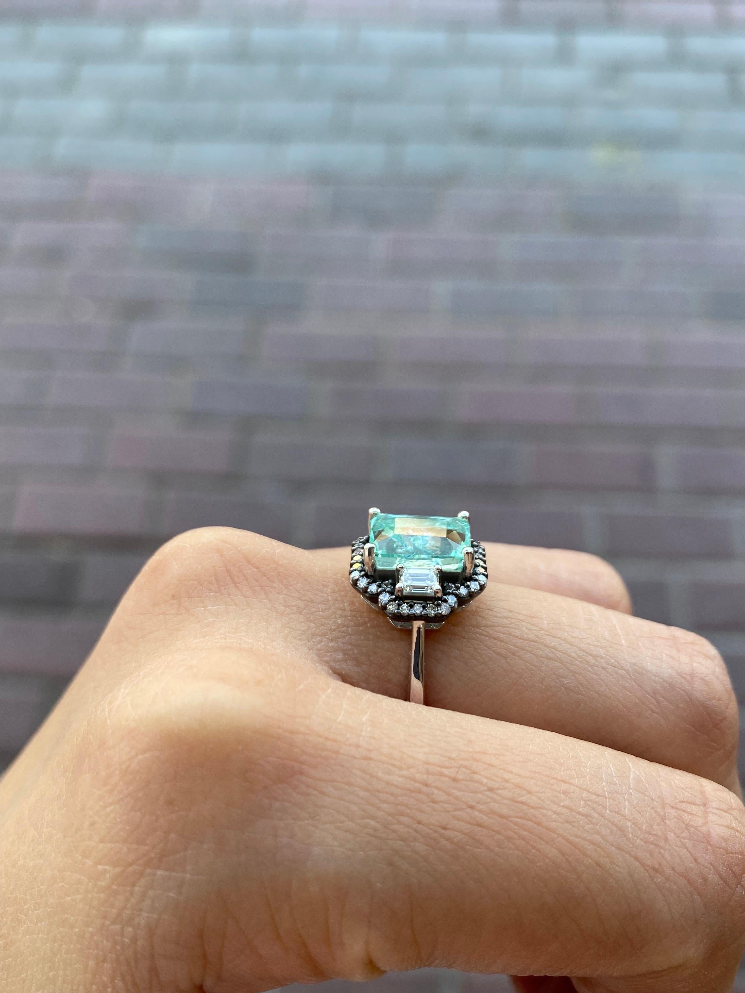 Anillo de compromiso certificado de tres piedras de paraiba y diamantes de 2,71 quilates Corte esmeralda