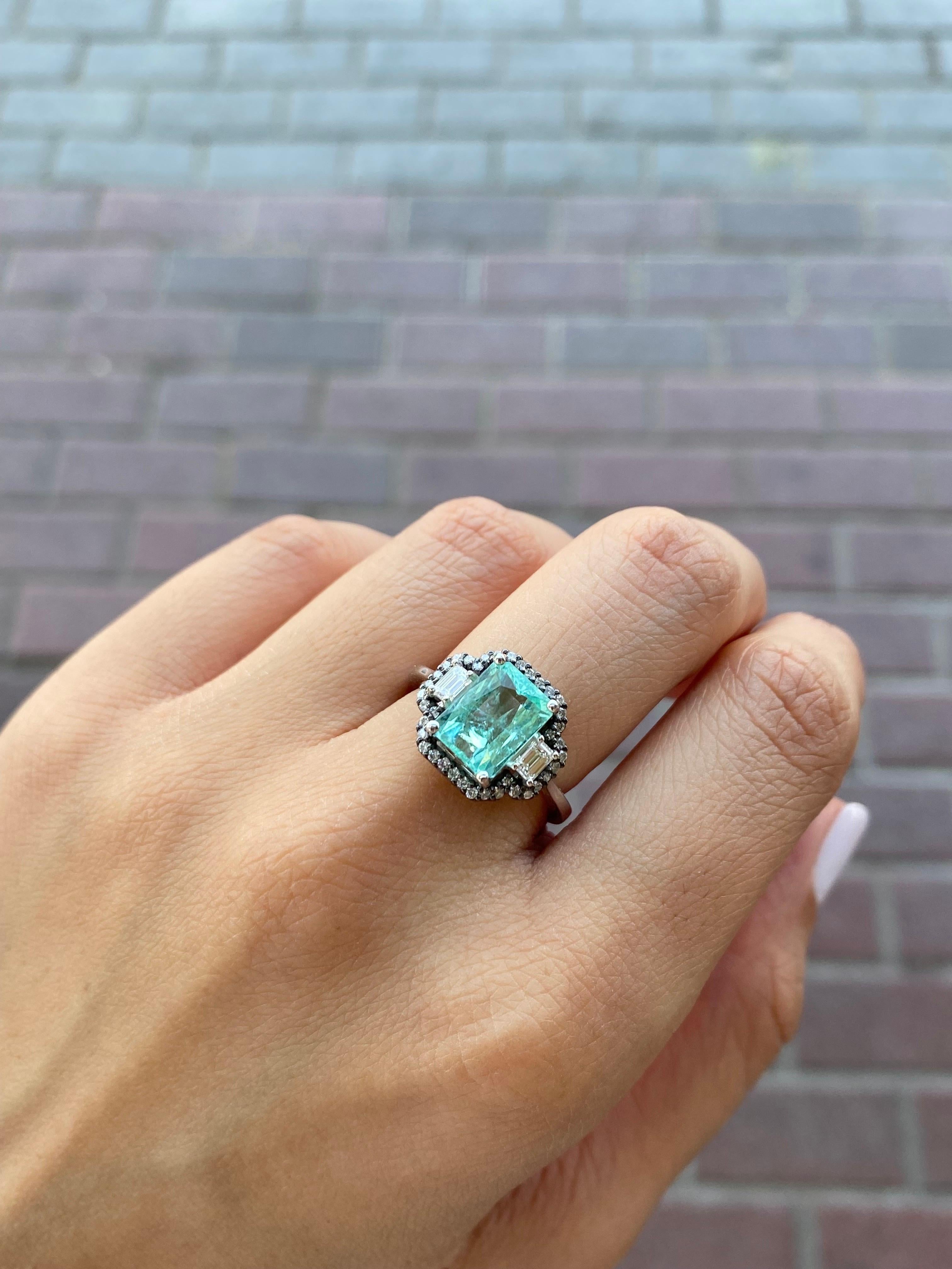 De las mujeres Anillo de compromiso certificado de tres piedras de paraiba y diamantes de 2,71 quilates