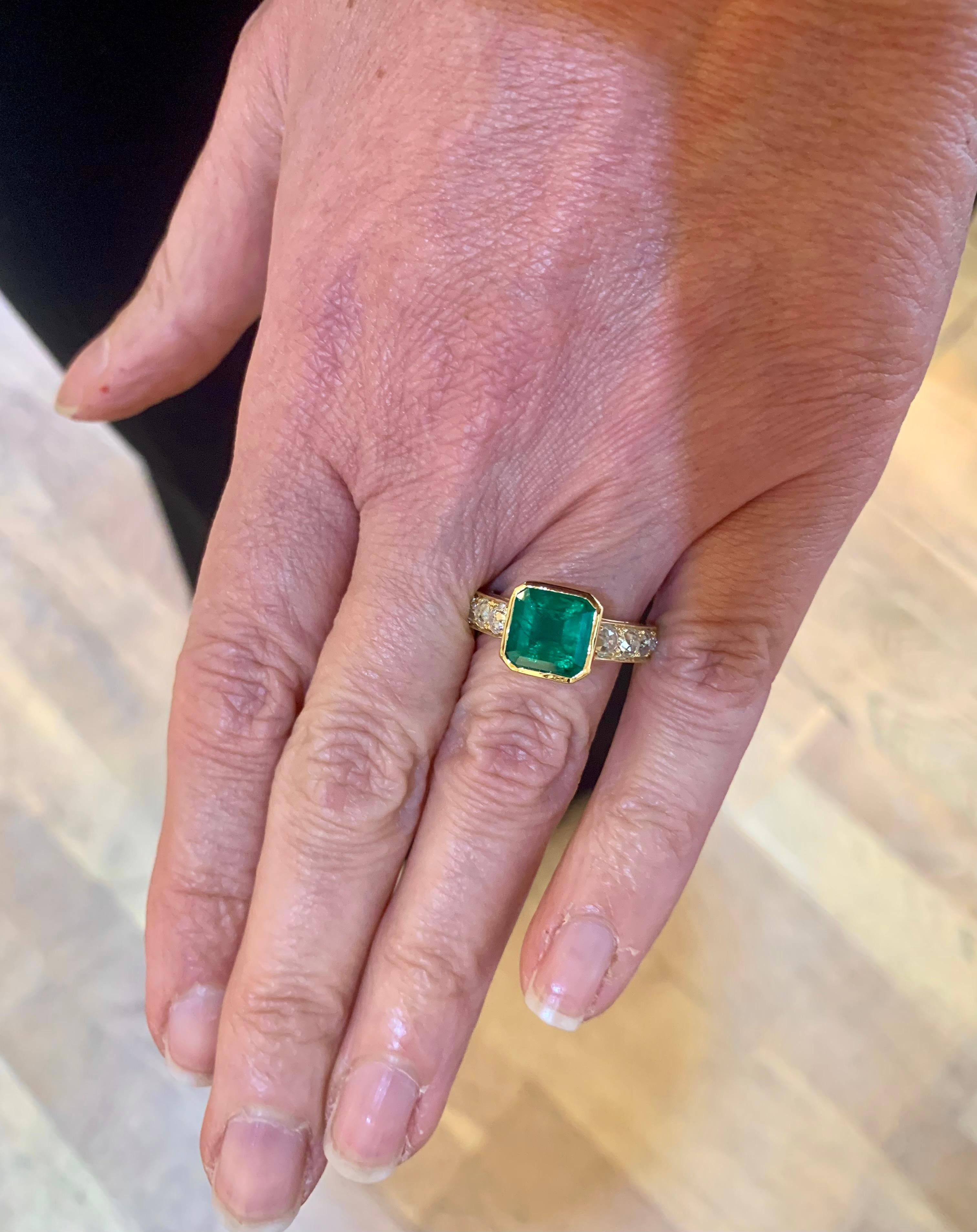 Modern Certified 2.73 Carats Emerald Diamonds 18 Carats Yellow Gold Ring For Sale