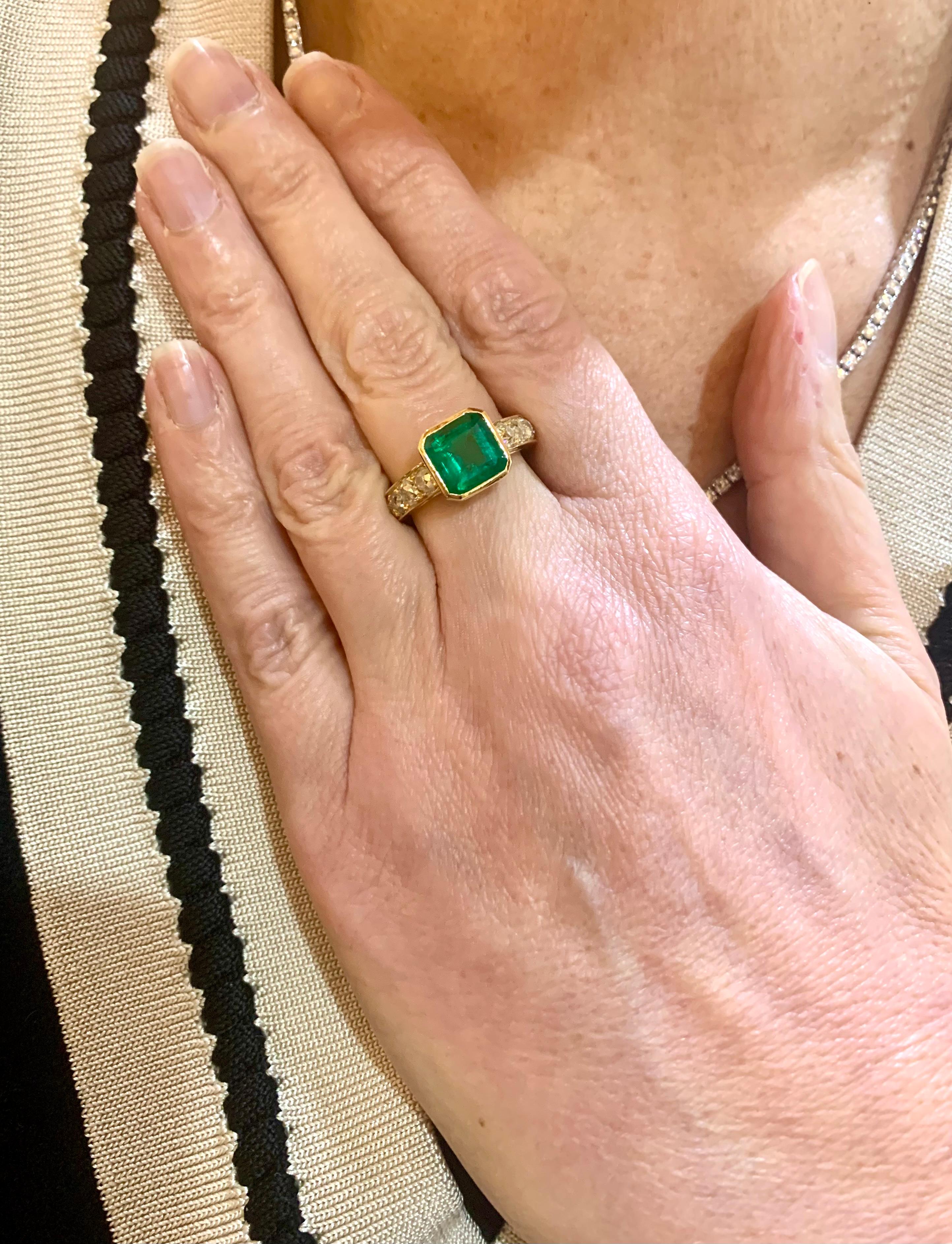Zertifizierter 2,73 Karat Smaragd-Diamanten-Ring aus 18 Karat Gelbgold (Gemischter Schliff) im Angebot