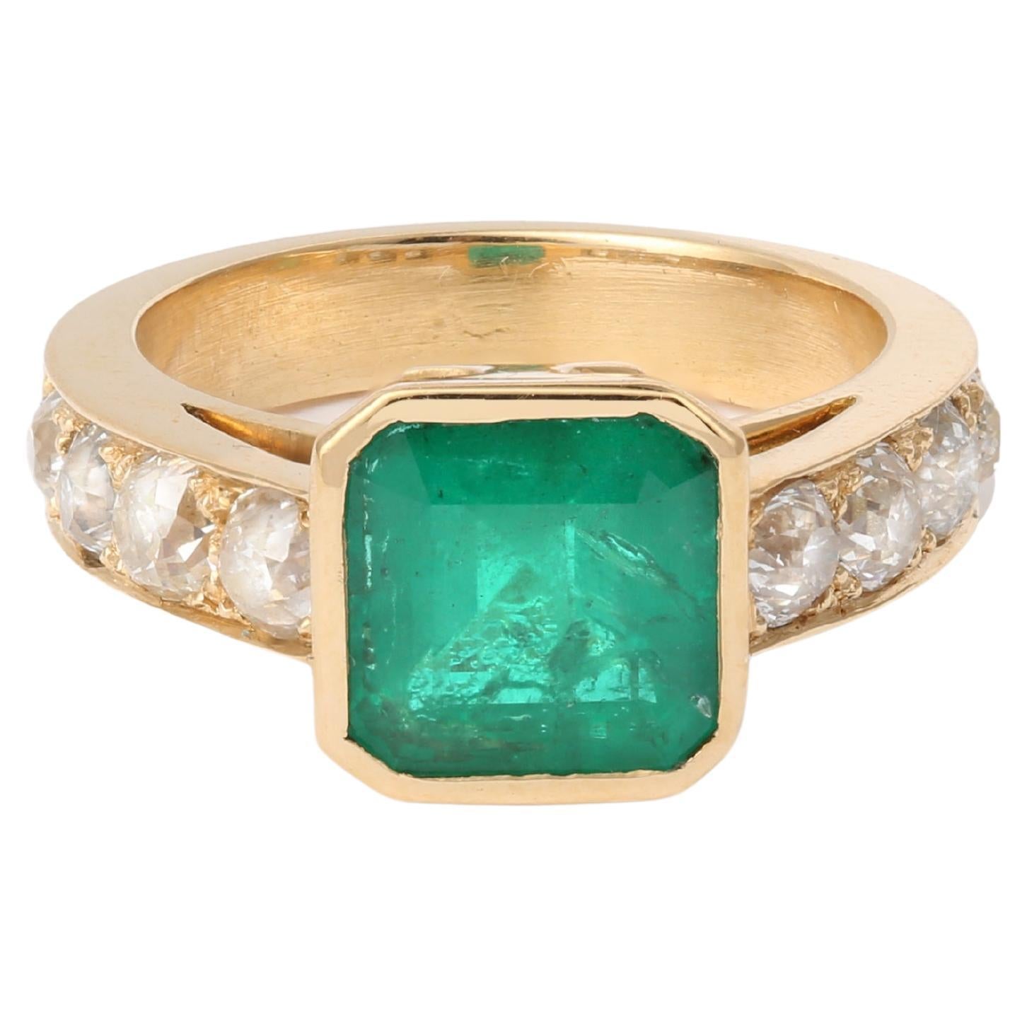 Certified 2.73 Carats Emerald Diamonds 18 Carats Yellow Gold Ring For Sale