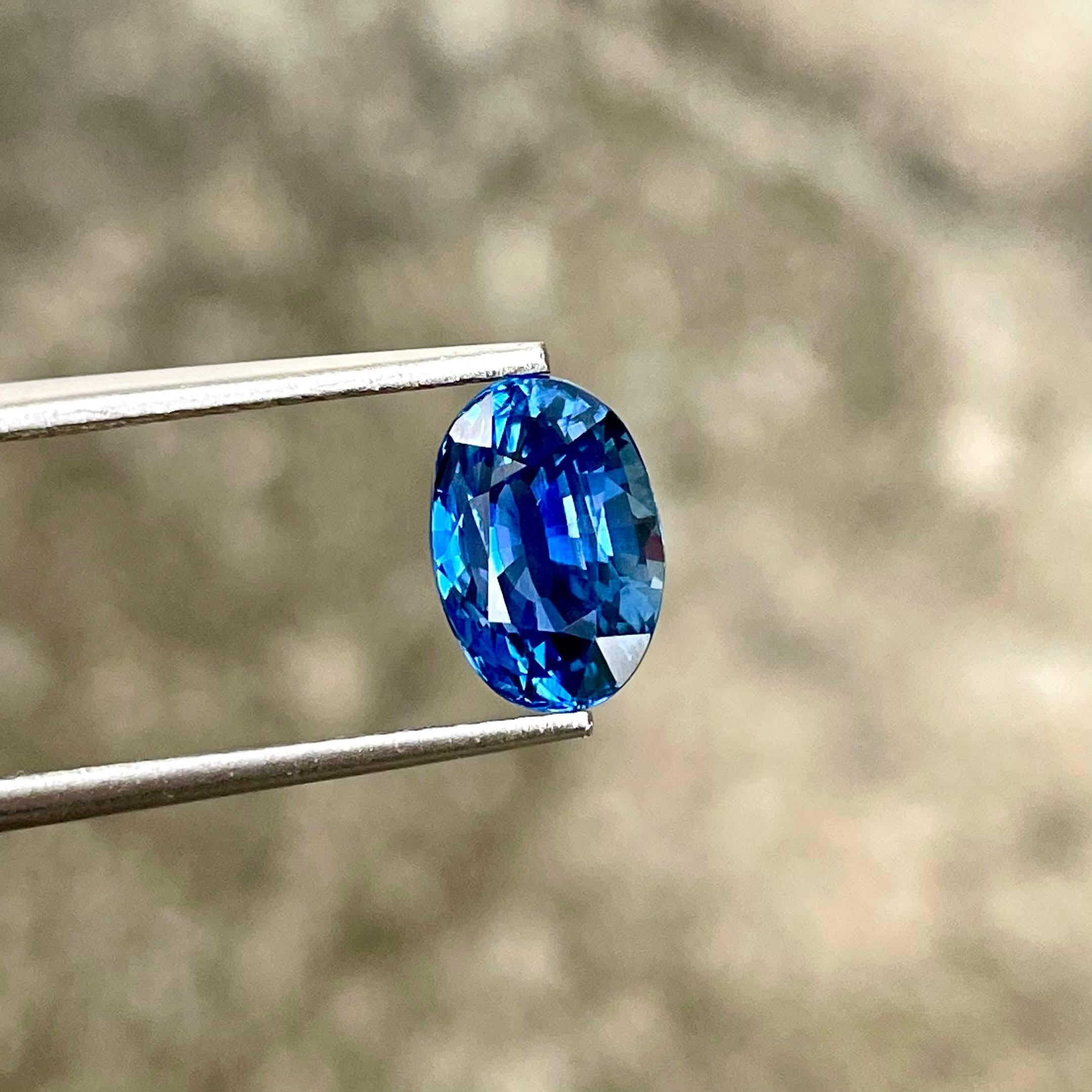 Certified 2.74 carats Blue Sapphire Stone Oval Cut Natural Sri Lankan Gemstone In New Condition For Sale In Bangkok, TH