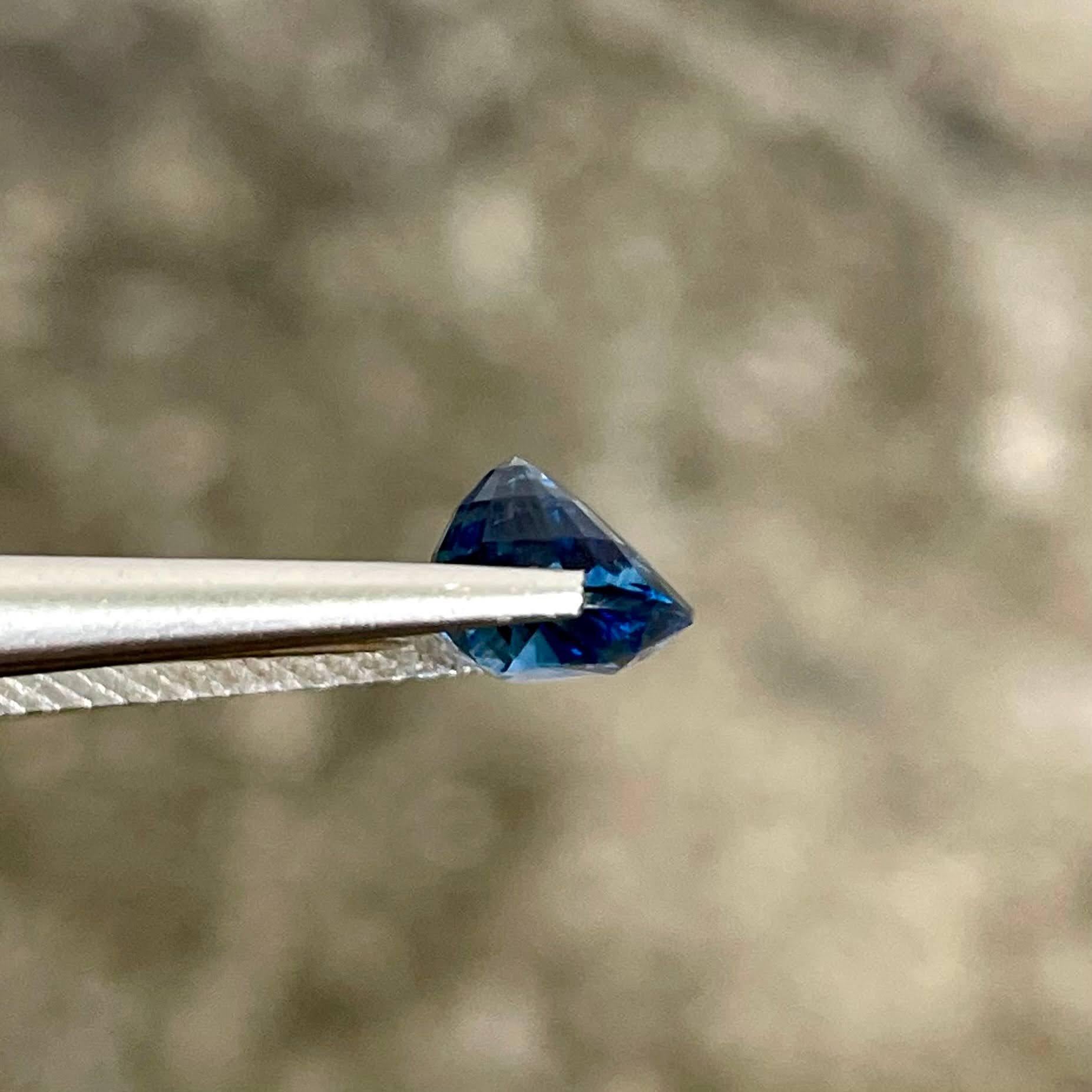 Certified 2.74 carats Blue Sapphire Stone Oval Cut Natural Sri Lankan Gemstone For Sale 1