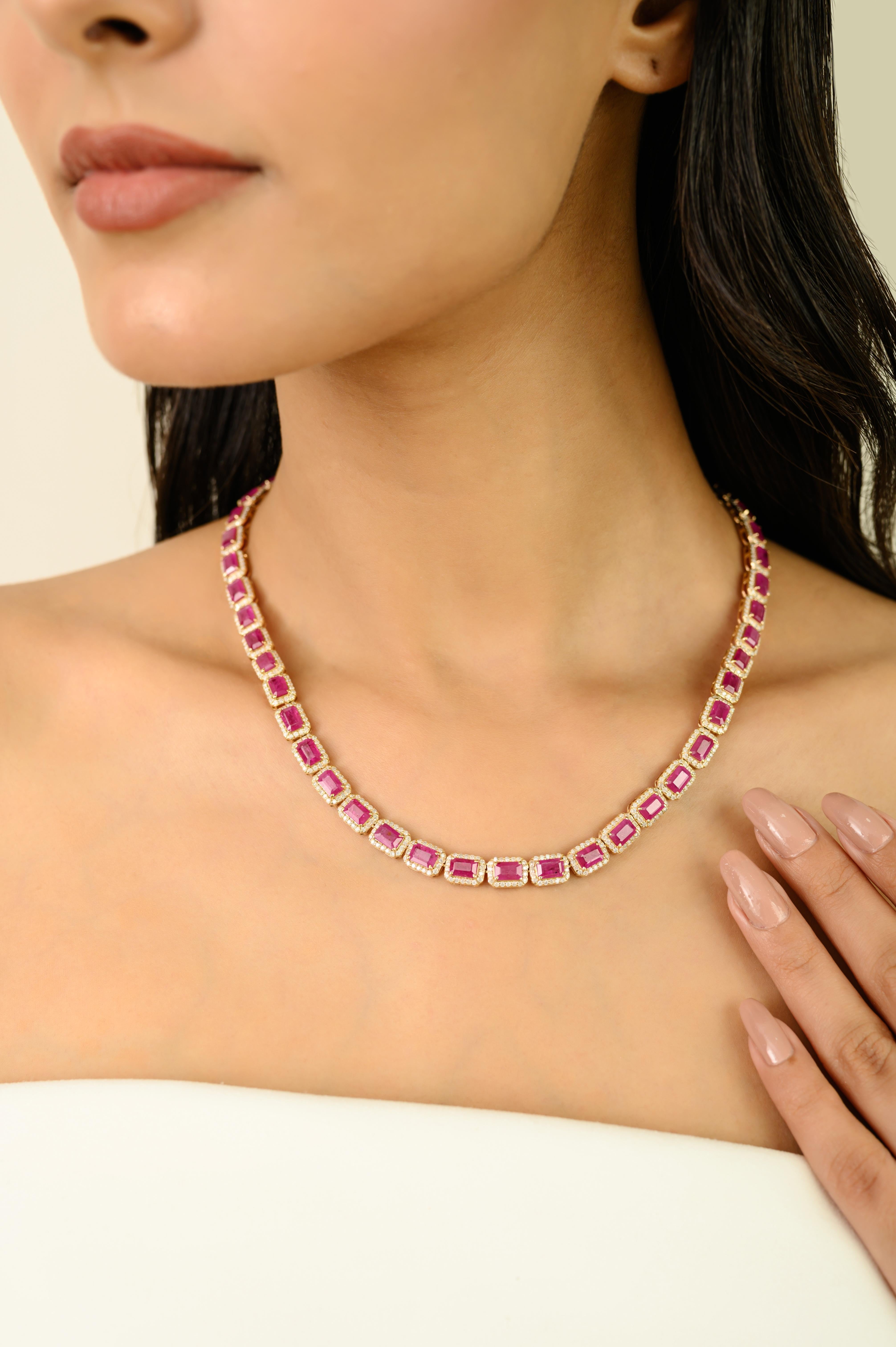 Ce luxueux collier de tennis présente 48 rubis naturels de taille octogonale totalisant 27,47 carats, le tout serti dans de l'or jaune 14K. Chaque rubis rouge vibrant mesure 4 x 5,5 mm et est solidement maintenu dans d'élégantes montures à griffes.