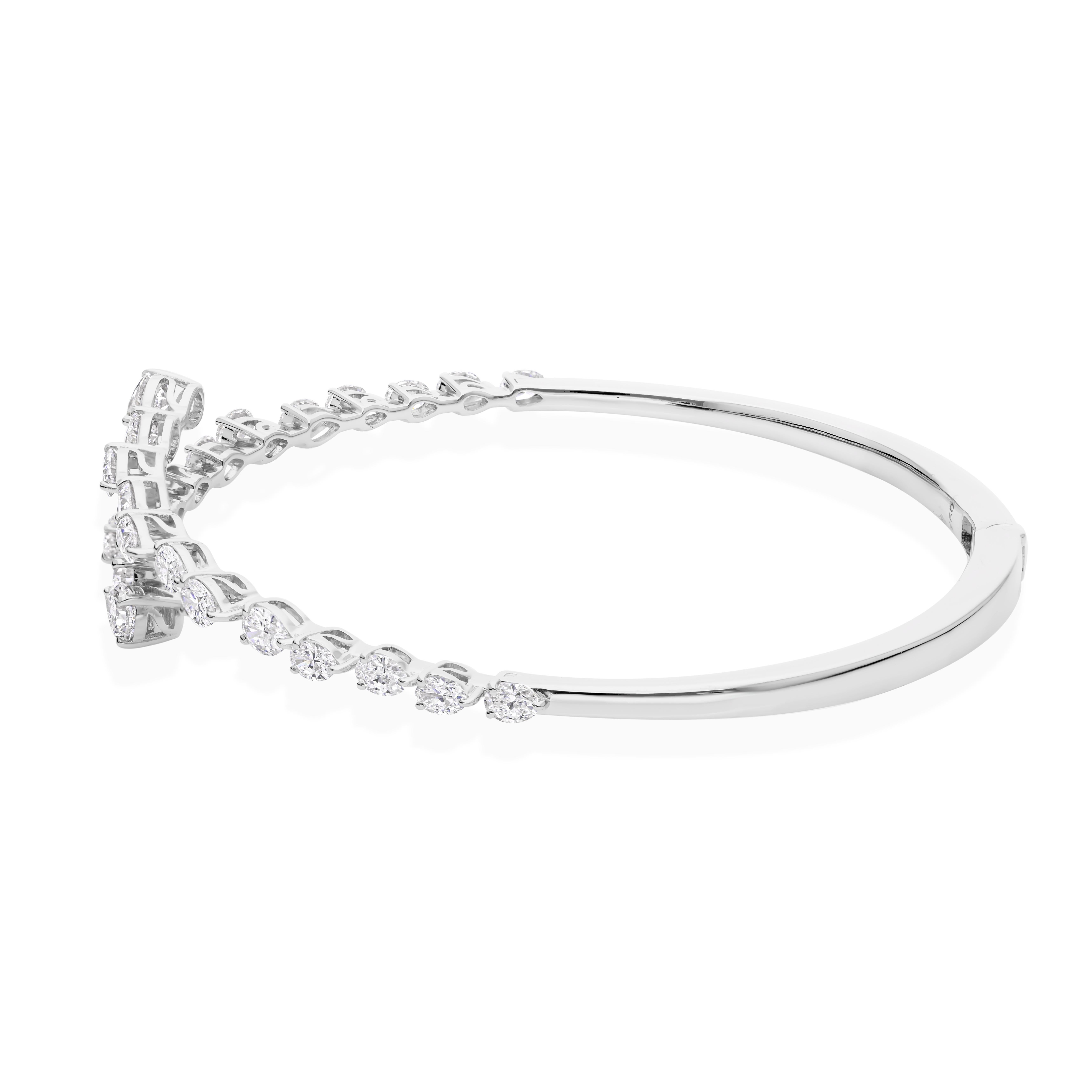 Bracciale aperto con diamanti certificati da 2,75 carati in oro bianco massiccio 18 carati in vendita 7