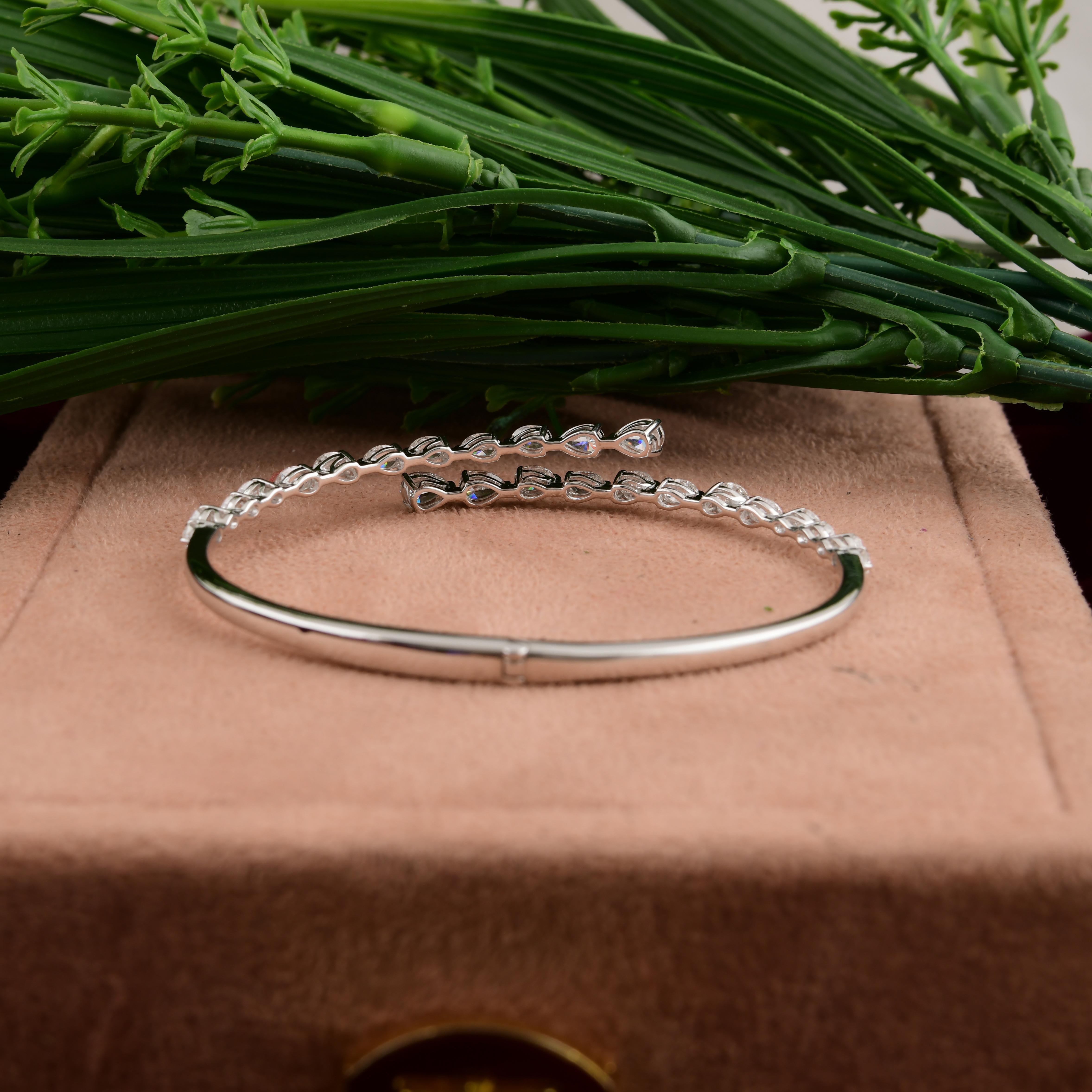 Donna Bracciale aperto con diamanti certificati da 2,75 carati in oro bianco massiccio 18 carati in vendita