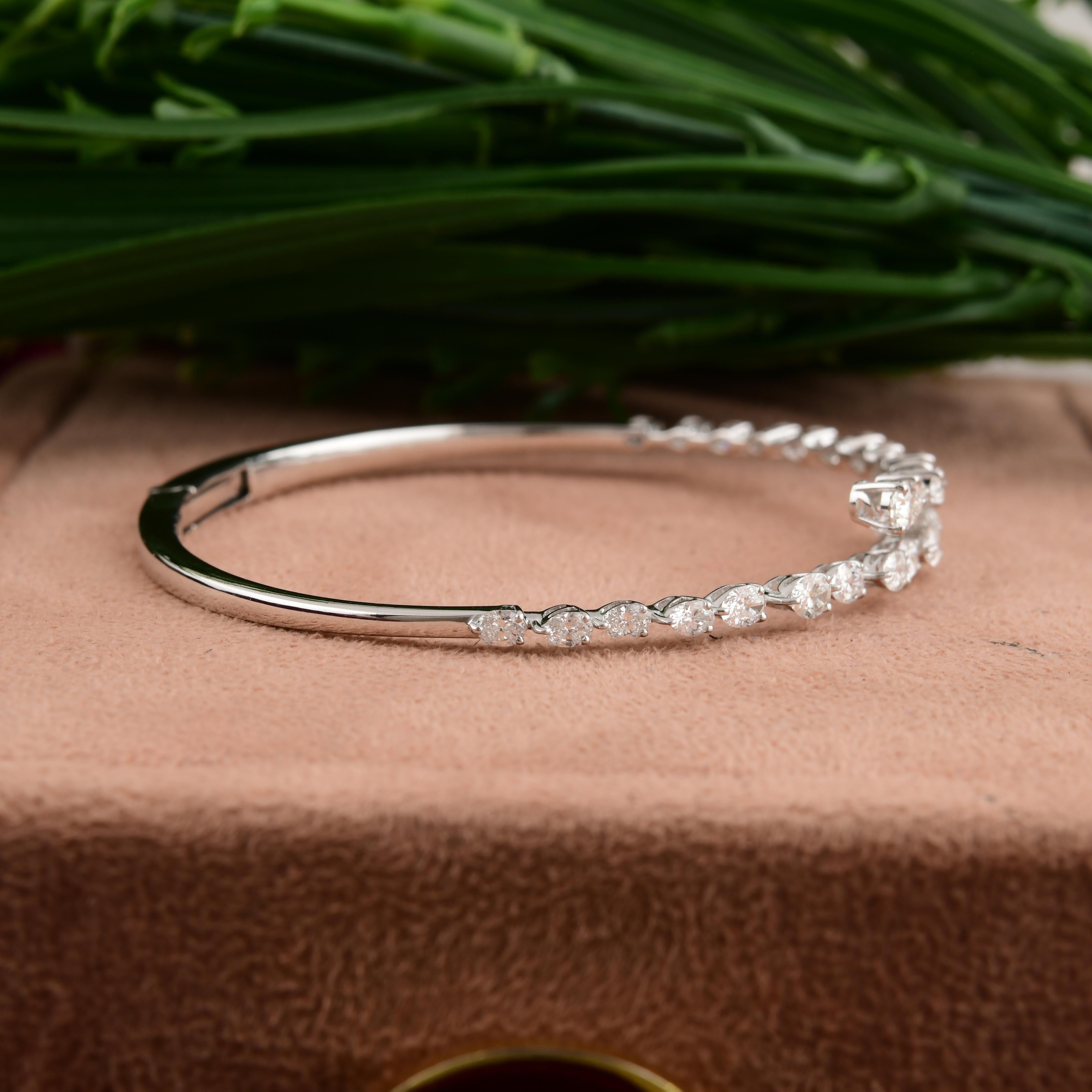 Bracciale aperto con diamanti certificati da 2,75 carati in oro bianco massiccio 18 carati in vendita 1