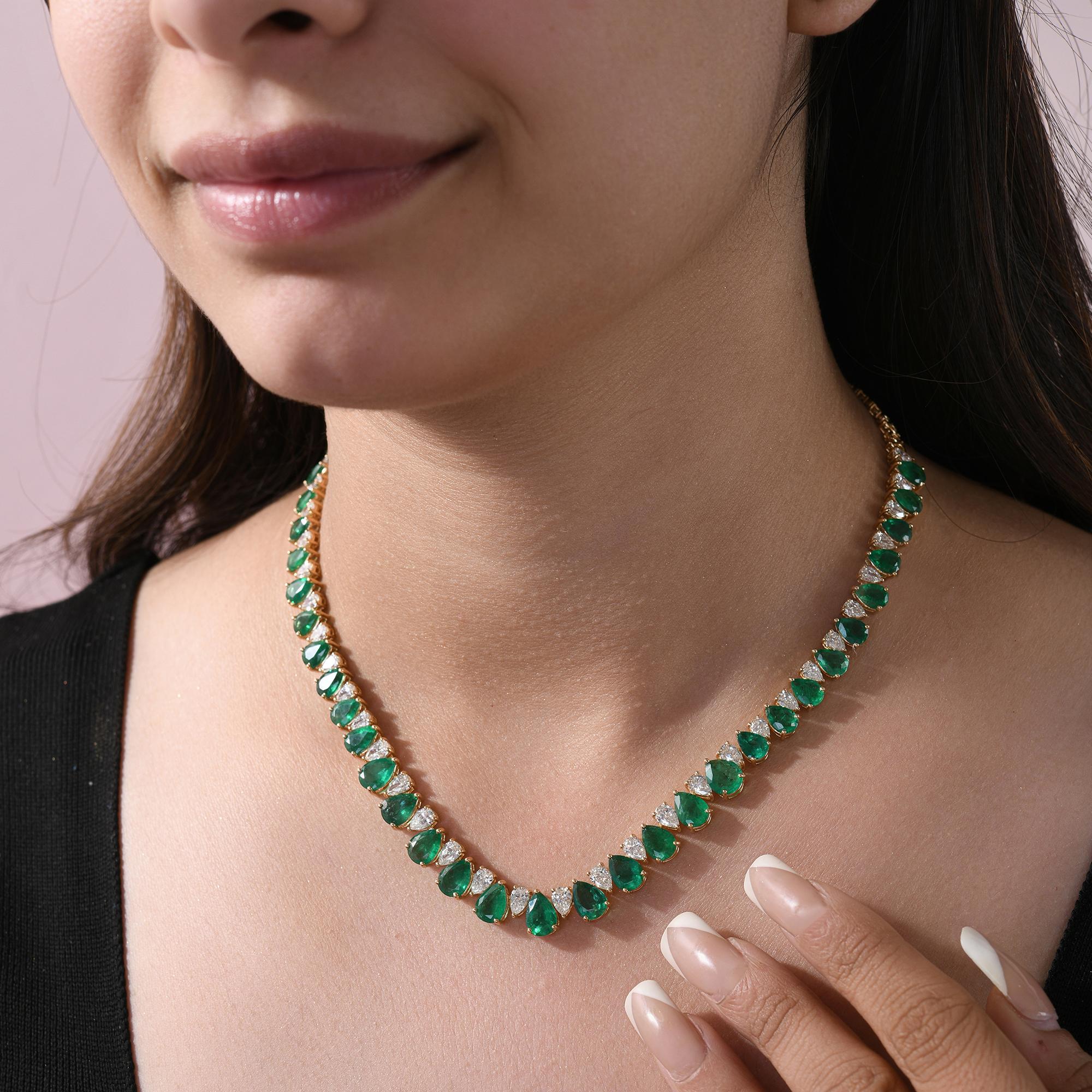 Este collar de tenis de oro amarillo de 18 quilates con diamantes esmeralda pera certificados de 27,64 TCW lleva esmeralda talla pera y diamantes talla pera engastados alternativamente, la esmeralda hacia arriba y los diamantes hacia abajo en una