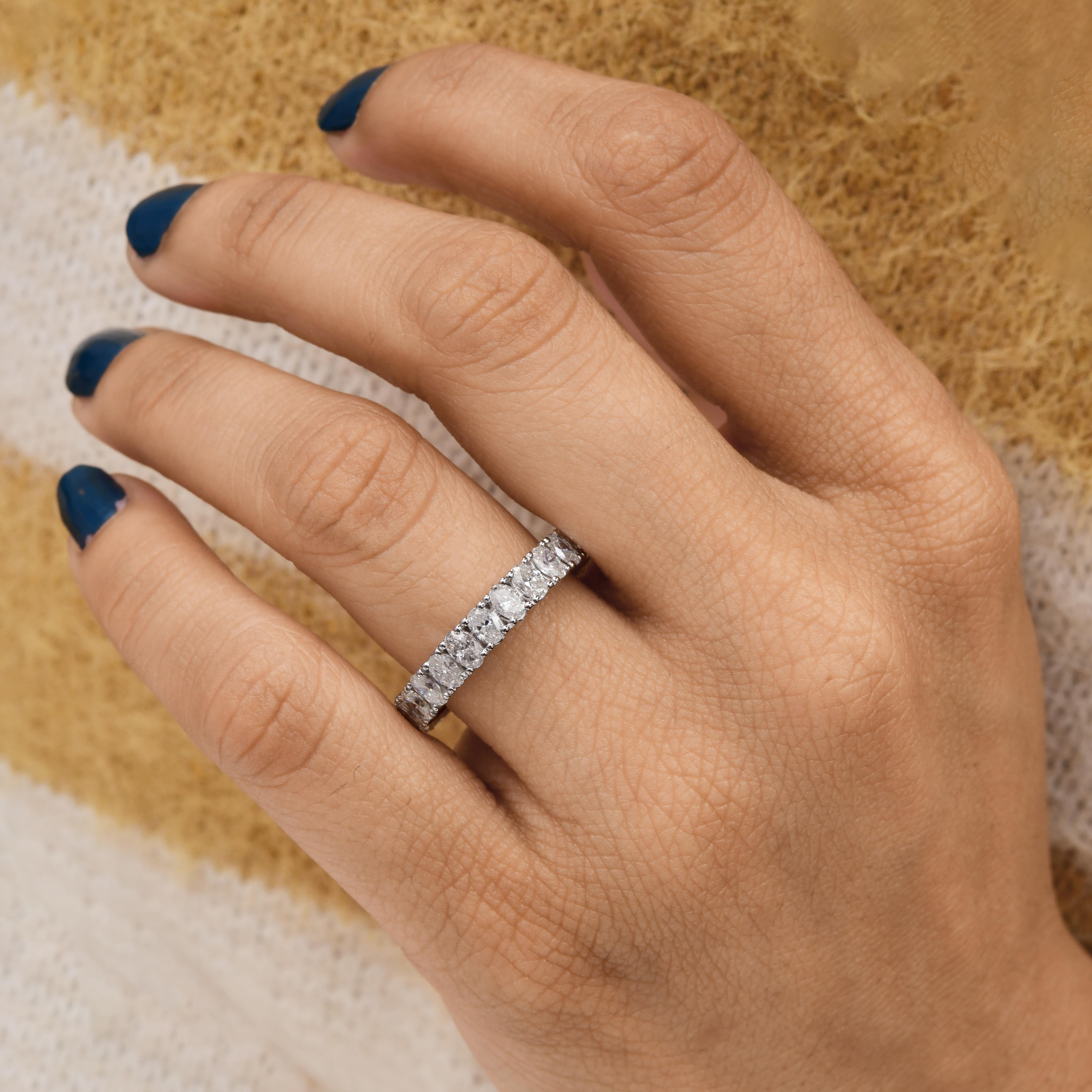 Im Angebot: Zertifizierter 2,77 Karat Diamant Eternity Verlobungsring 14 Karat Weißgold () 2