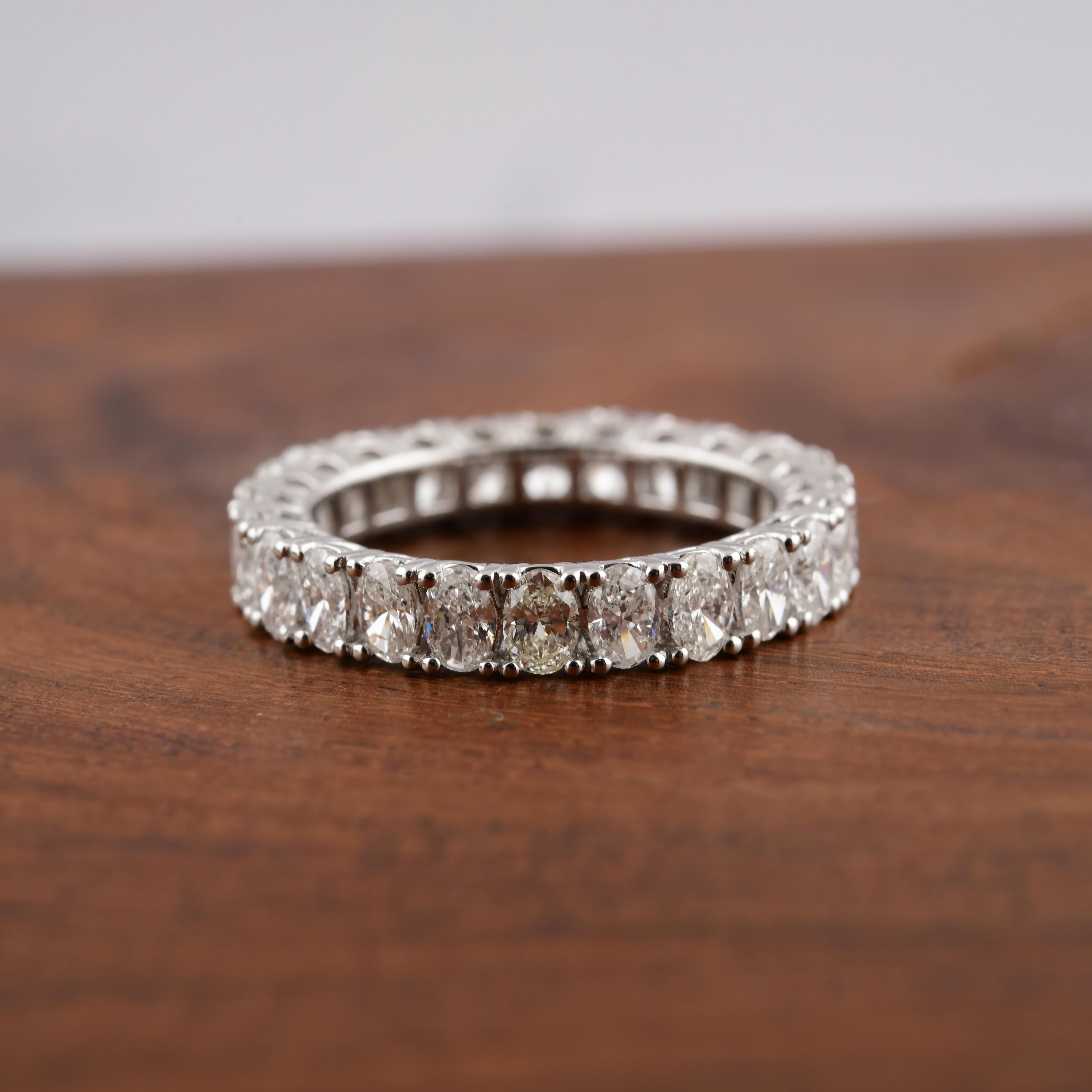 Im Angebot: Zertifizierter 2,77 Karat Diamant Eternity Verlobungsring 14 Karat Weißgold () 4