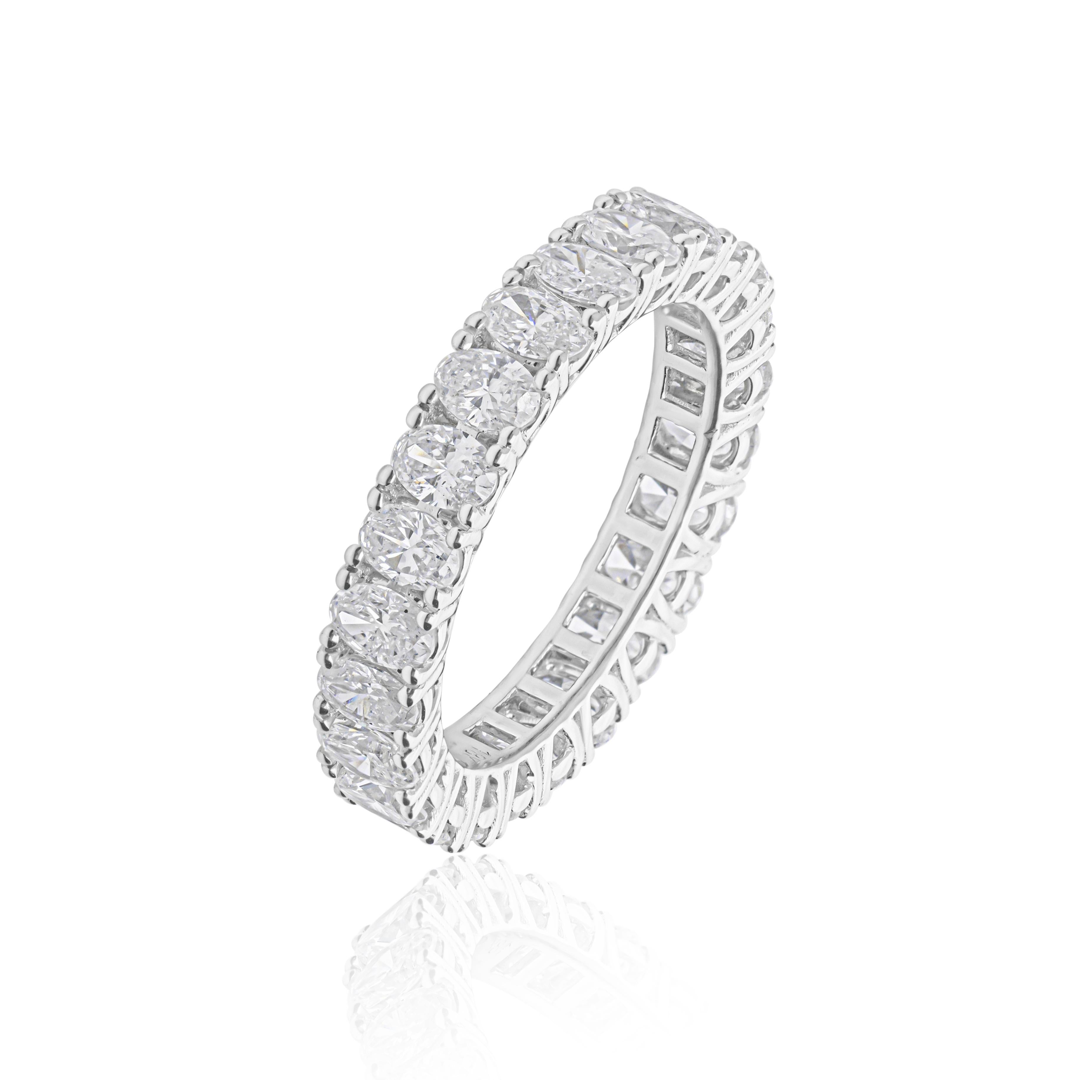 Im Angebot: Zertifizierter 2,77 Karat Diamant Eternity Verlobungsring 14 Karat Weißgold () 6