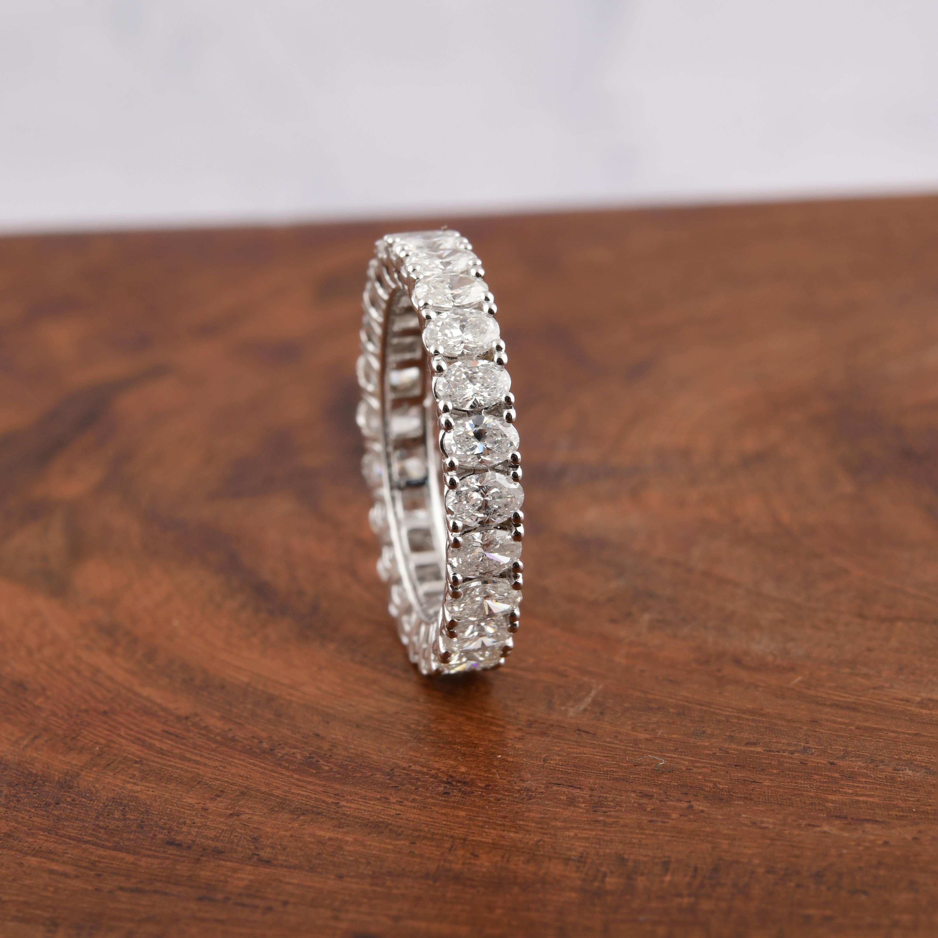 Im Angebot: Zertifizierter 2,77 Karat Diamant Eternity Verlobungsring 14 Karat Weißgold () 9