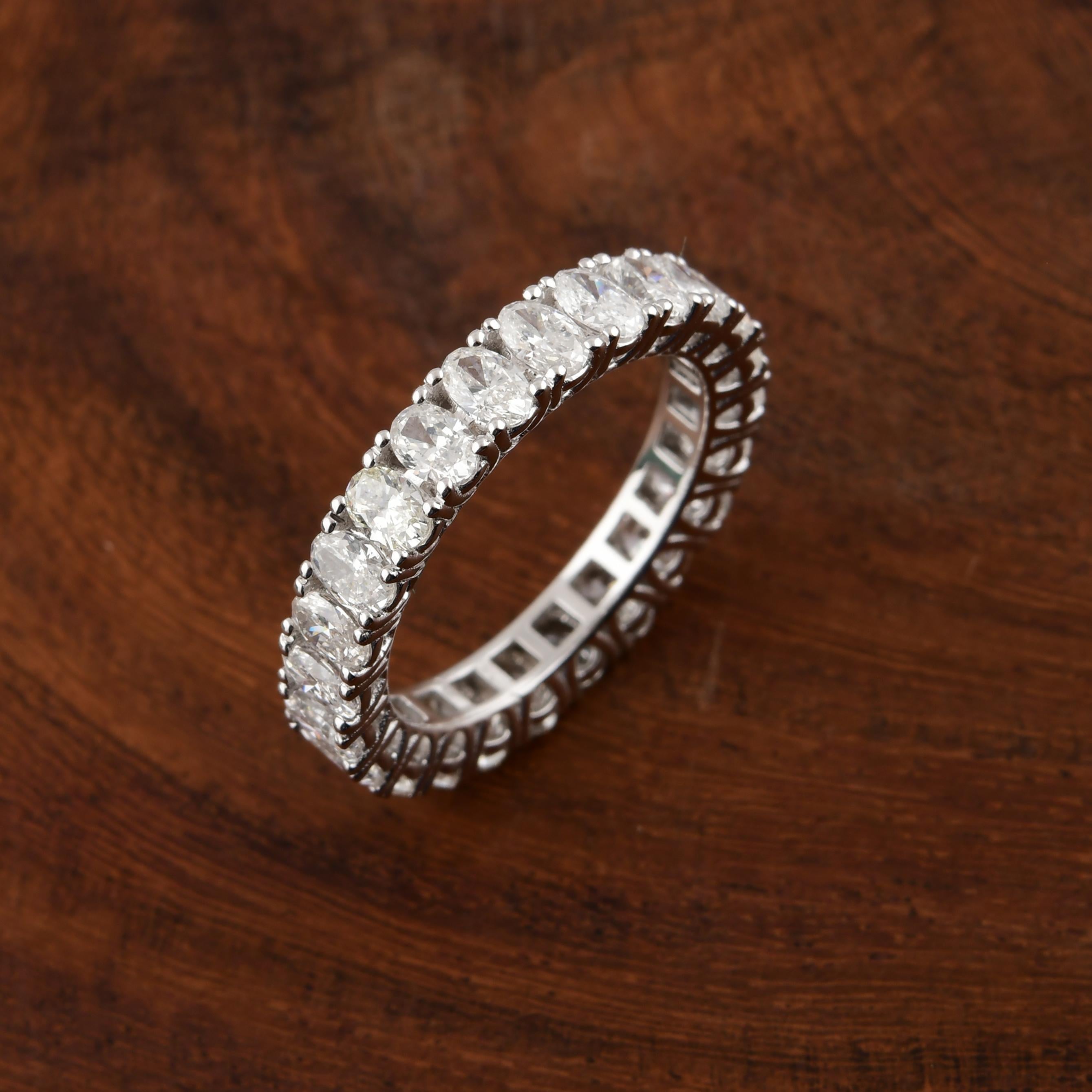 Im Angebot: Zertifizierter 2,77 Karat Diamant Eternity Verlobungsring 18 Karat Weißgold () 4
